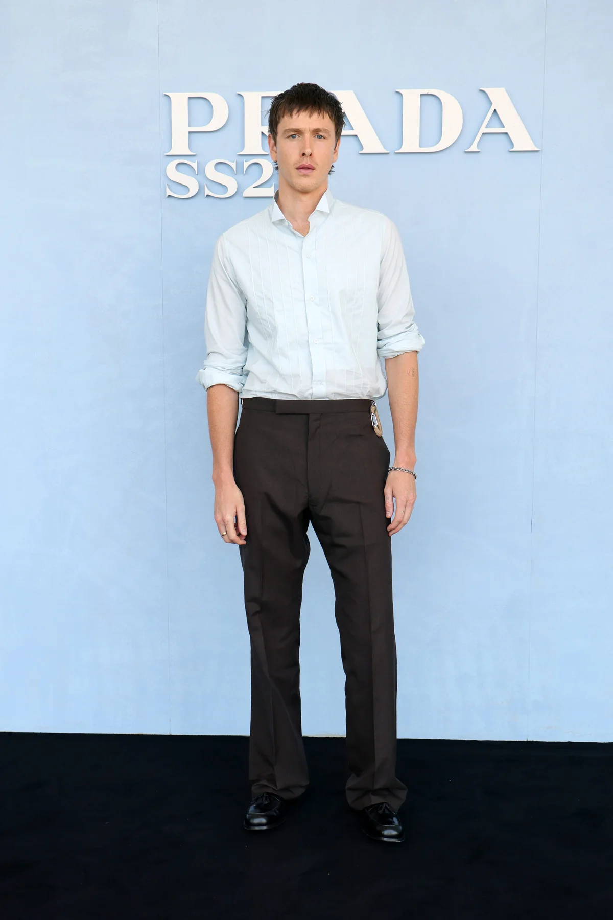 プラダの2026年春夏メンズコレクション　ハリス・ディキンソン　Harris Dickinson