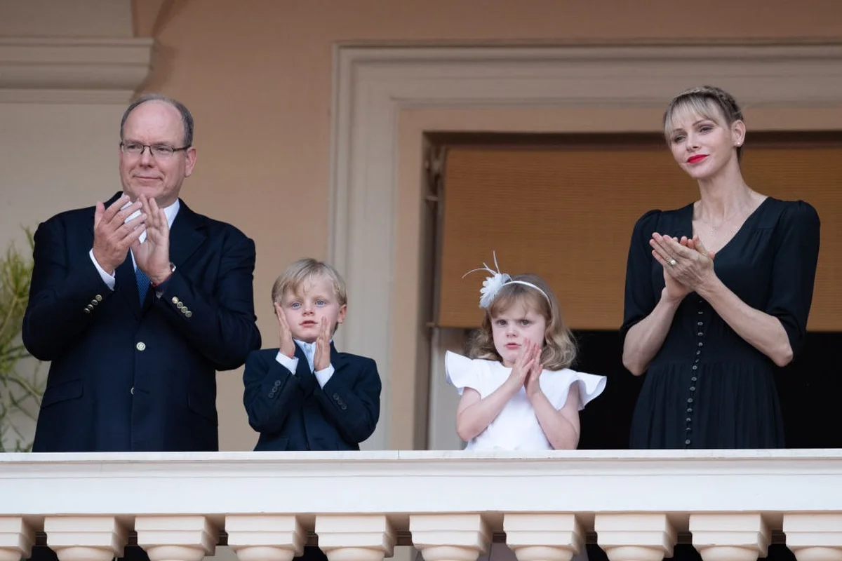 モナコ公国のアルベール２世、シャルレーヌ妃と子どもたち