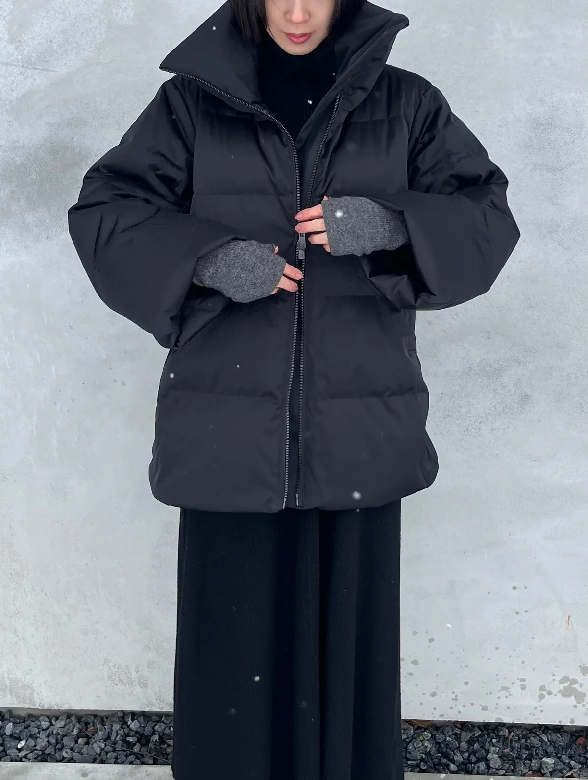 ユニクロ +Jの名品ダウン（ブラック）の着用カット