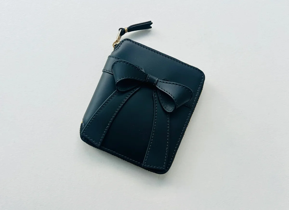 ウォレット コム デ ギャルソンのビッグボウシリーズの二つ折り財布