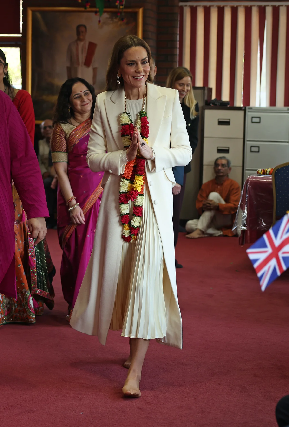 寺院ではヒンドゥー教のしきたりに則って裸足になったキャサリン皇太子妃