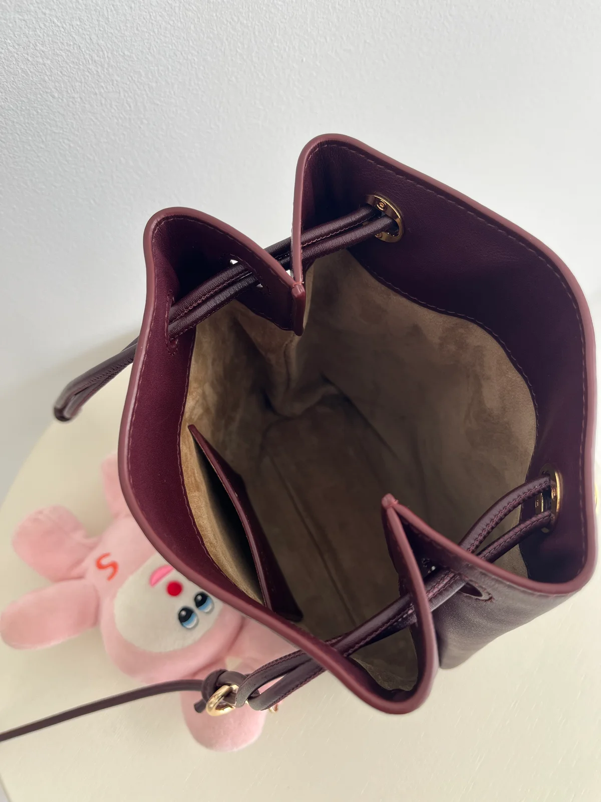 LOEWE(ロエベ)のミニバッグ 「ペブル ポーチ(¥231,000)」の中身の写真