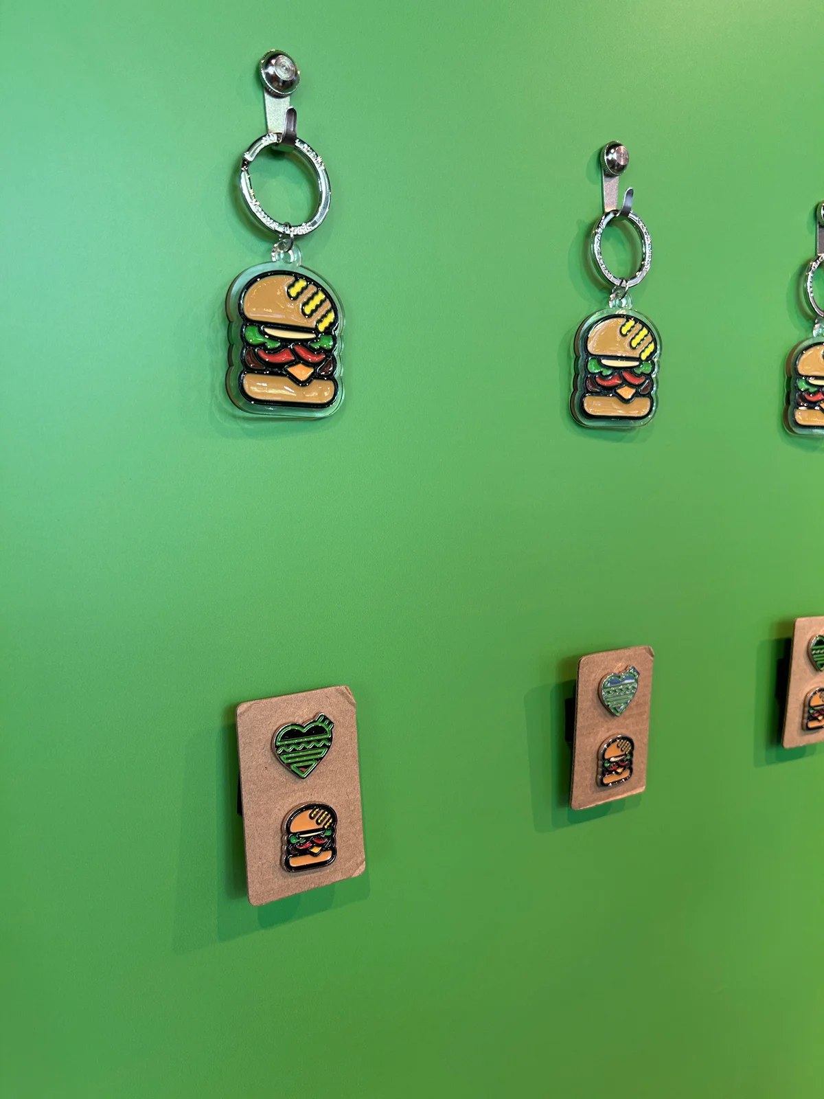 SHAKE SHACK×HUMAN MADEコラボ　キーリングとピンバッジ