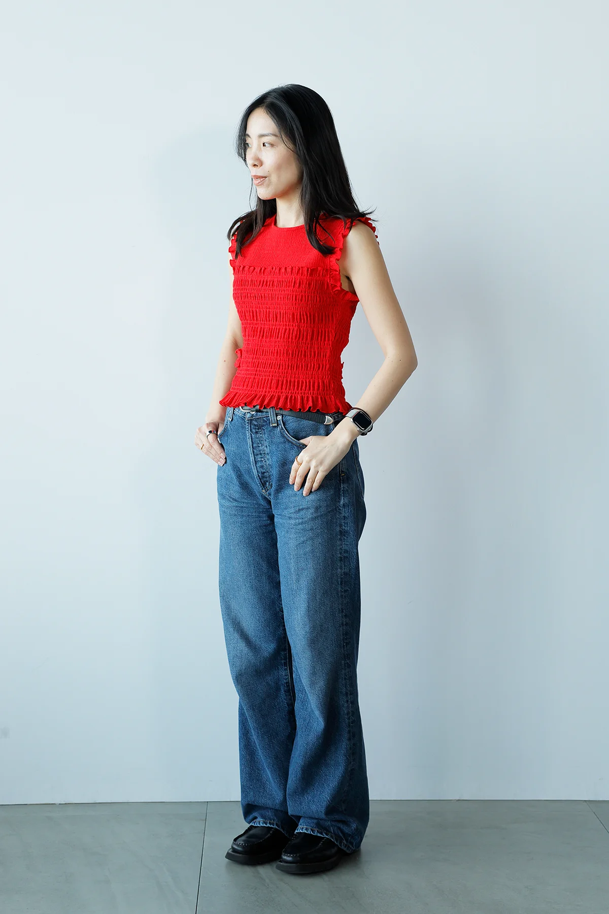 ユニクロ アンド セシリー バンセンのシャーリング T ノースリーブを着用したエディター