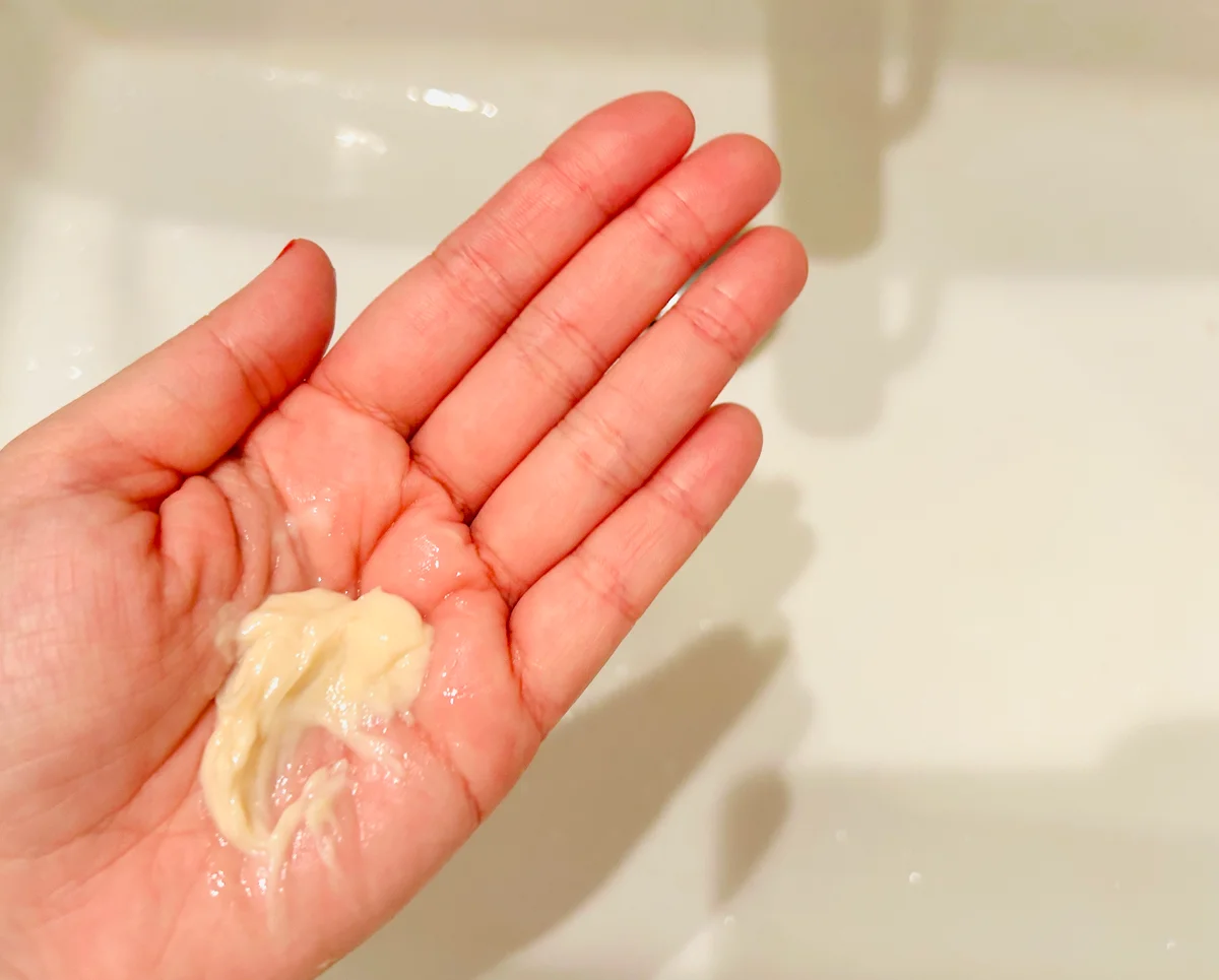 ダヴィネスエッセンシャル ヌヌ コンディショナーを手に出した様子