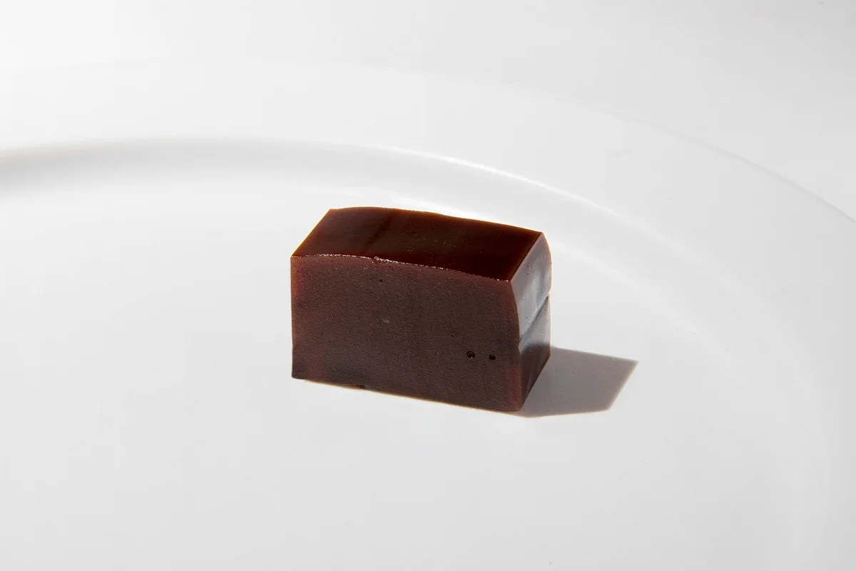 都松庵のミルクチョコレート羊羹、一切れ。白生あんと、カカオ分99%の濃厚なベルギー産チョコレートをブレンド