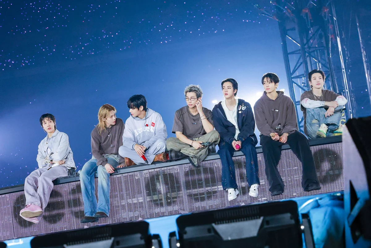せり上がったステージに腰を落ち着けたBTSメンバー