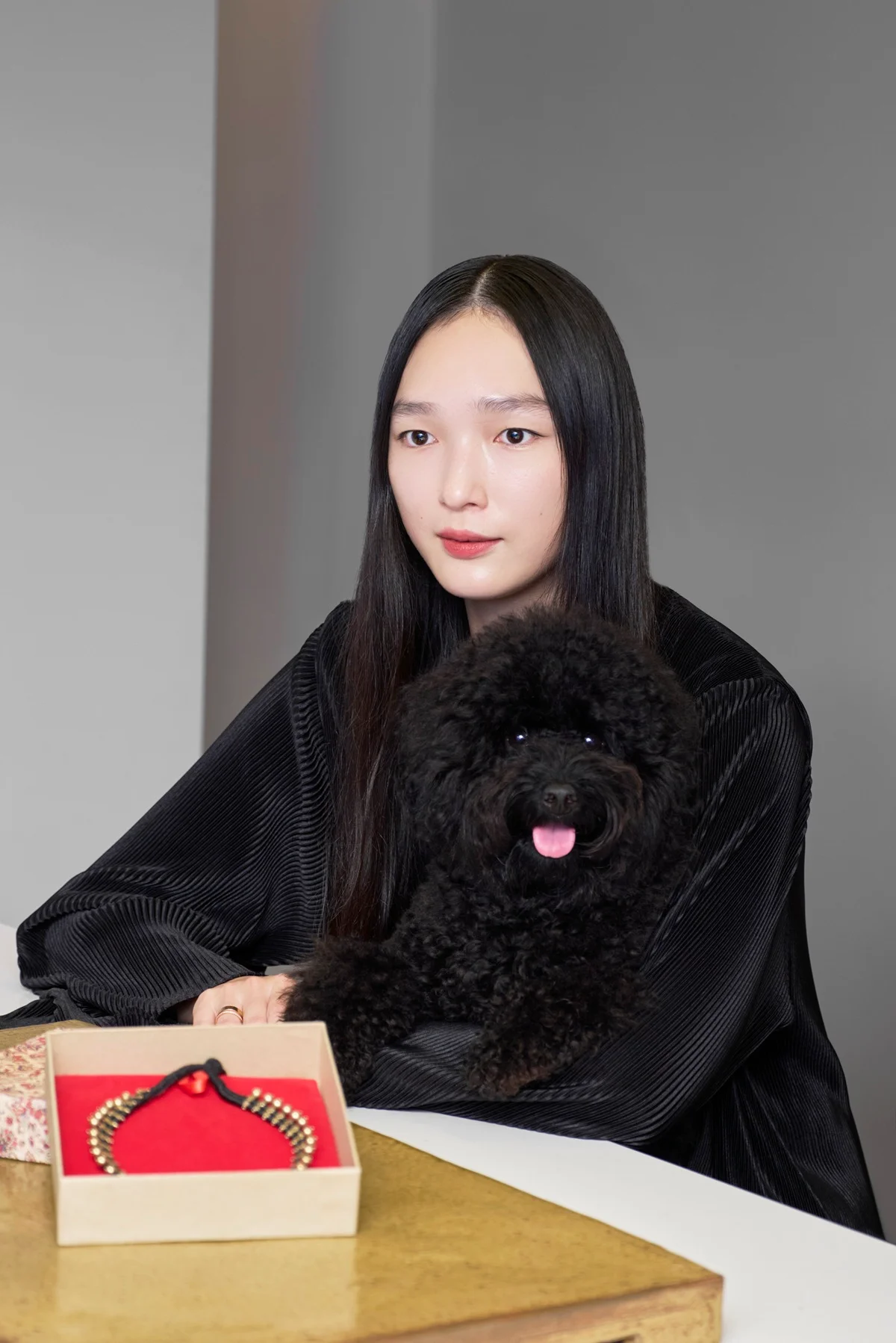 モデル・中島沙希さんと愛犬ノワールくん。旅先で出合った貴重な伝統工芸品が婚約の証に