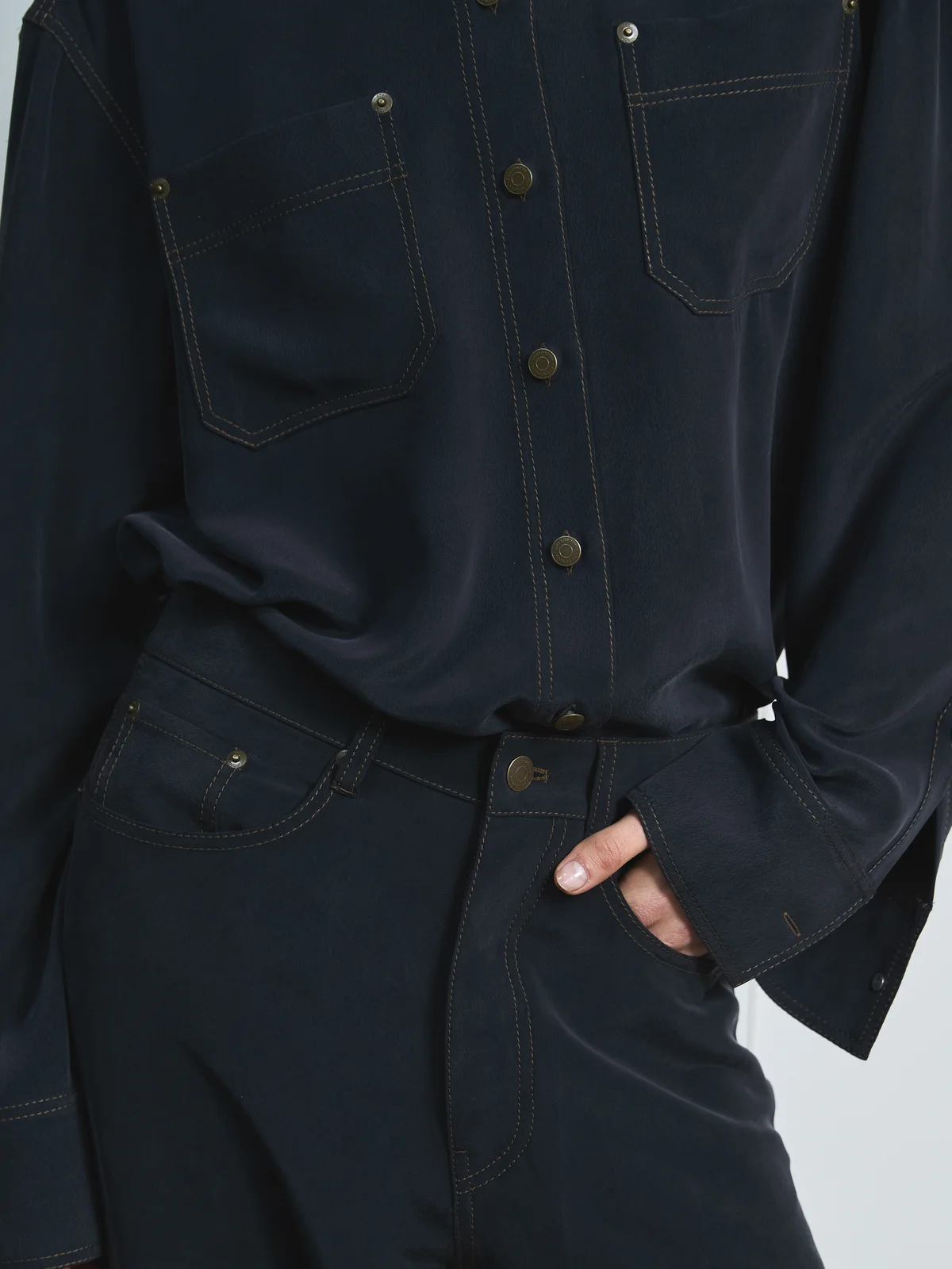 COS2026SSコレクションのシルクのなめらかな落ち感が、美しいドレープを描く。