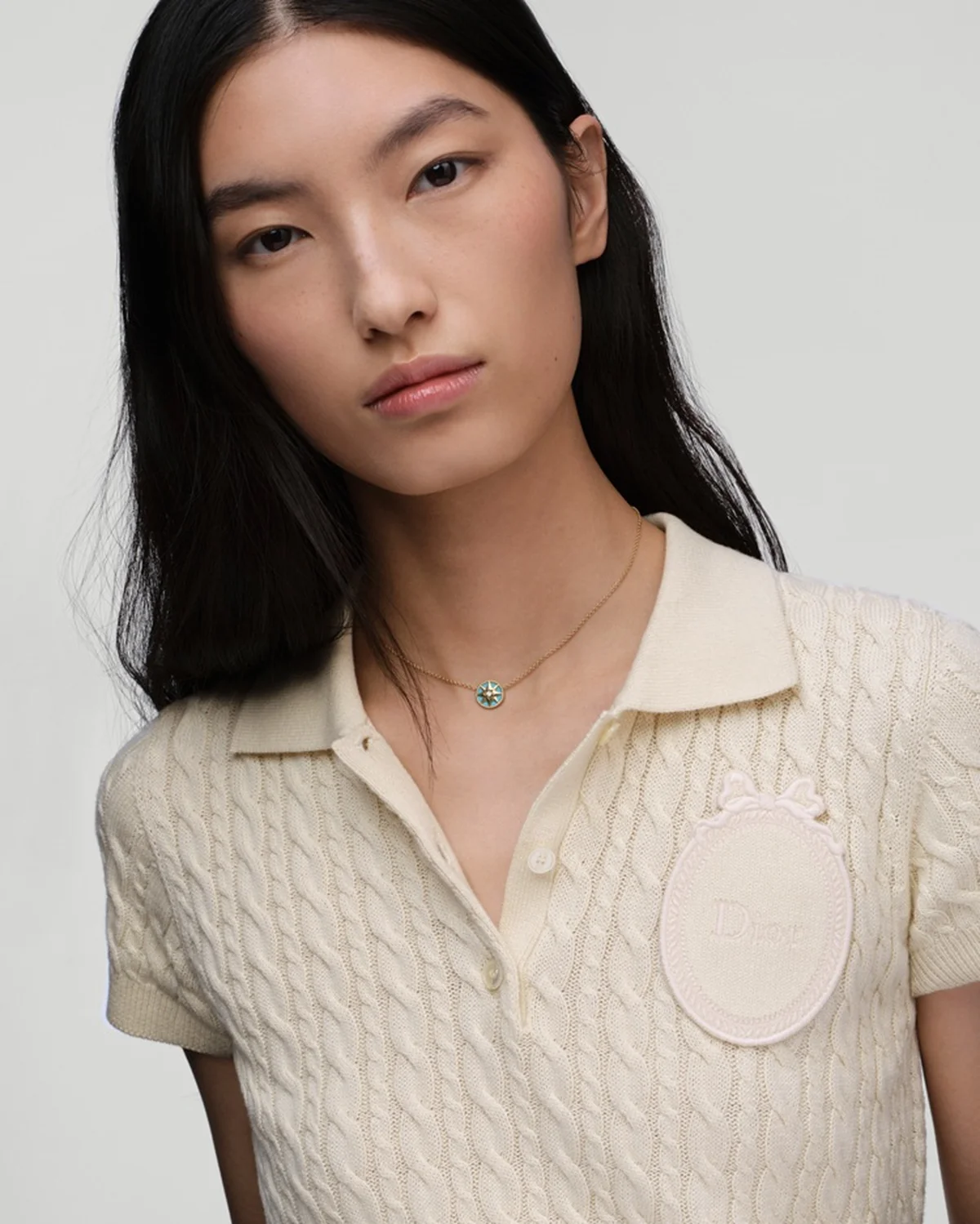「ディオール」の「ローズ デ ヴァン」ネックレスを着用して