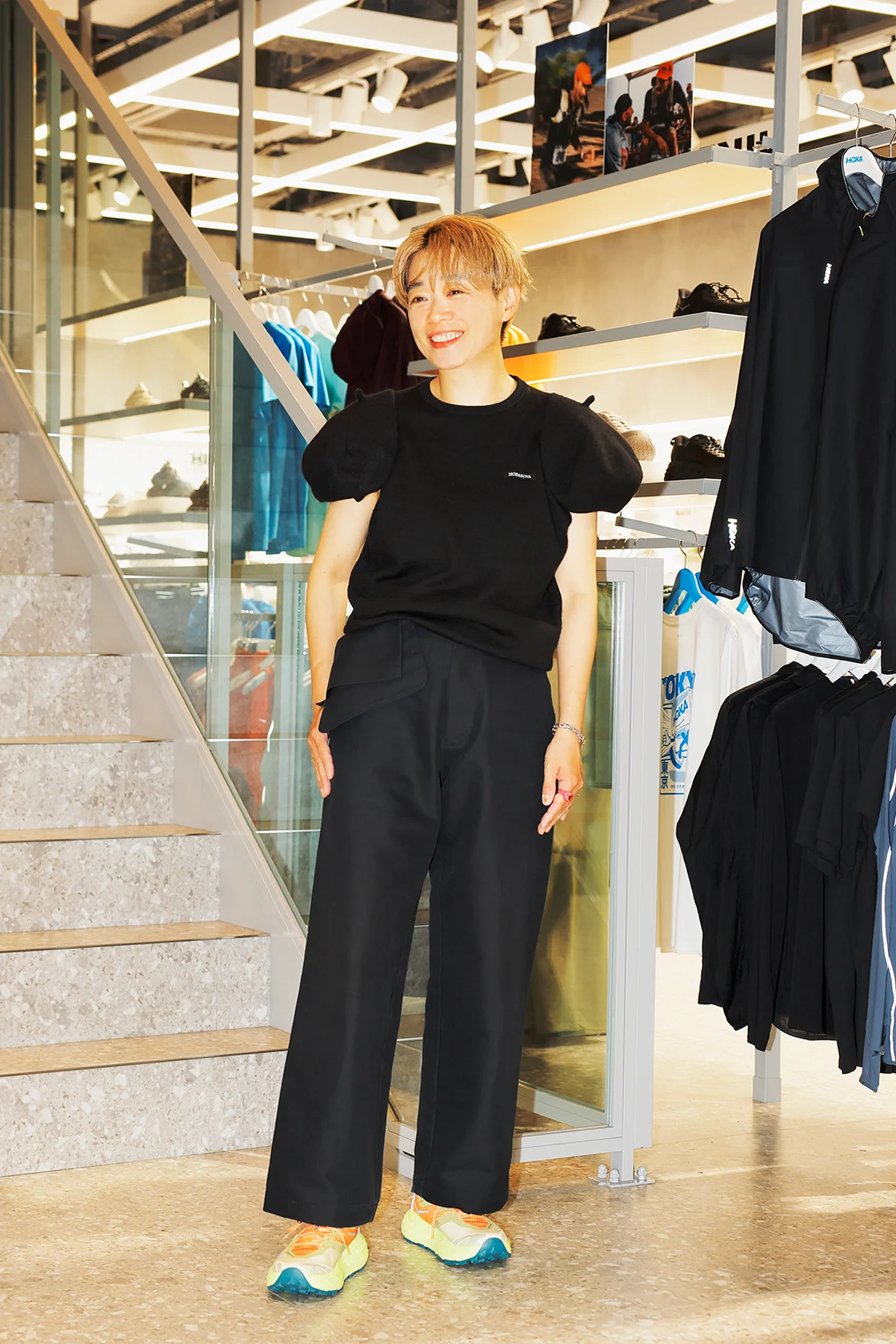 ホカのSPEEDGOAT 7スニーカーを試着したスタイリスト辻村さん