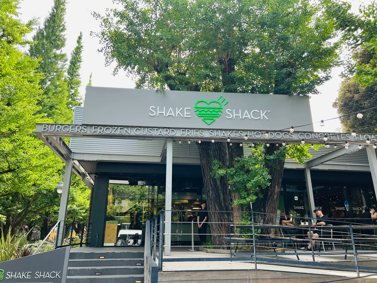 SHAKE SHACK×HUMAN MADEコラボ　店舗外観