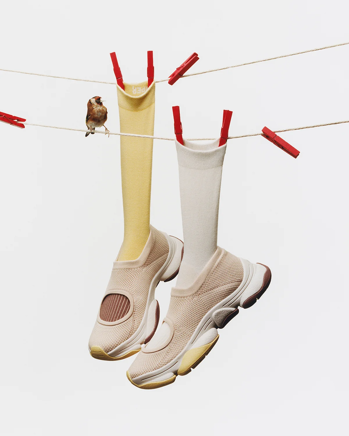 カンペール×イッセイ ミヤケの「カースト フィンチ」コレクション、ライトベージュ