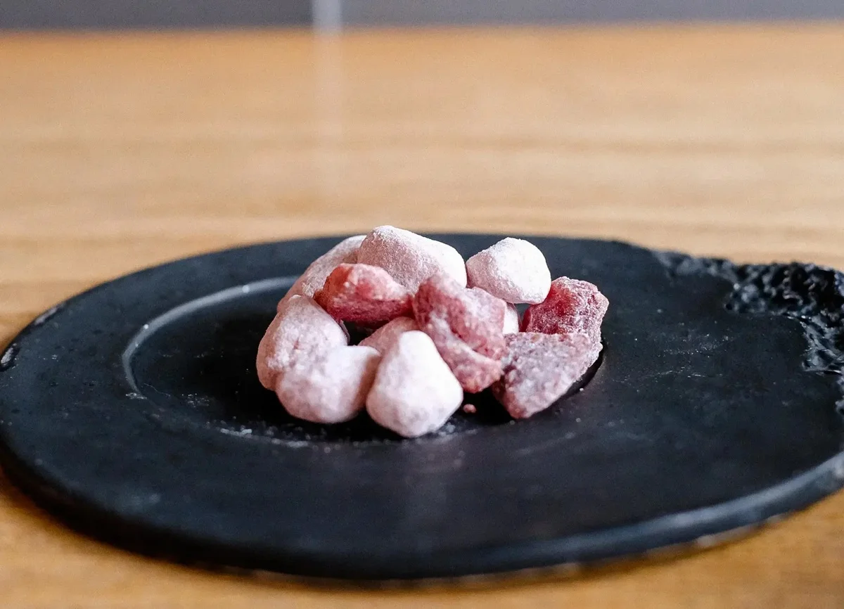 テオムラタのビーンズショコラ、バレンタイン限定の「いちごショコラ」　セミドライにしたフレッシュないちごを、自然由来の美しいピンク色が特徴のルビーチョコレートとホワイトチョコレートでコーティング。