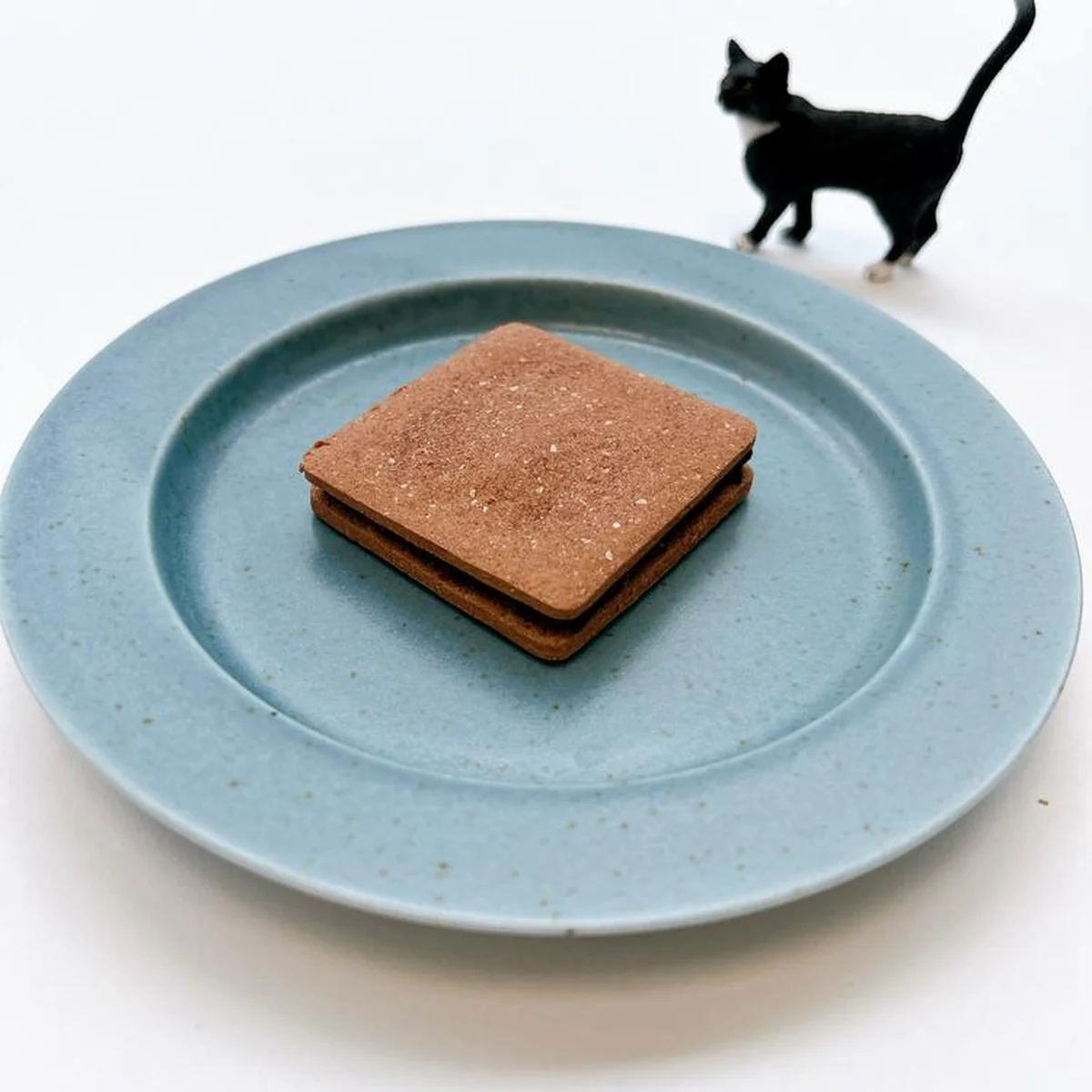 生はちみつ入りで、グルテンフリー。ハニーショコラサンド リープ1枚（ボックス入り） ￥380／MYHONEY＊お取り寄せOK