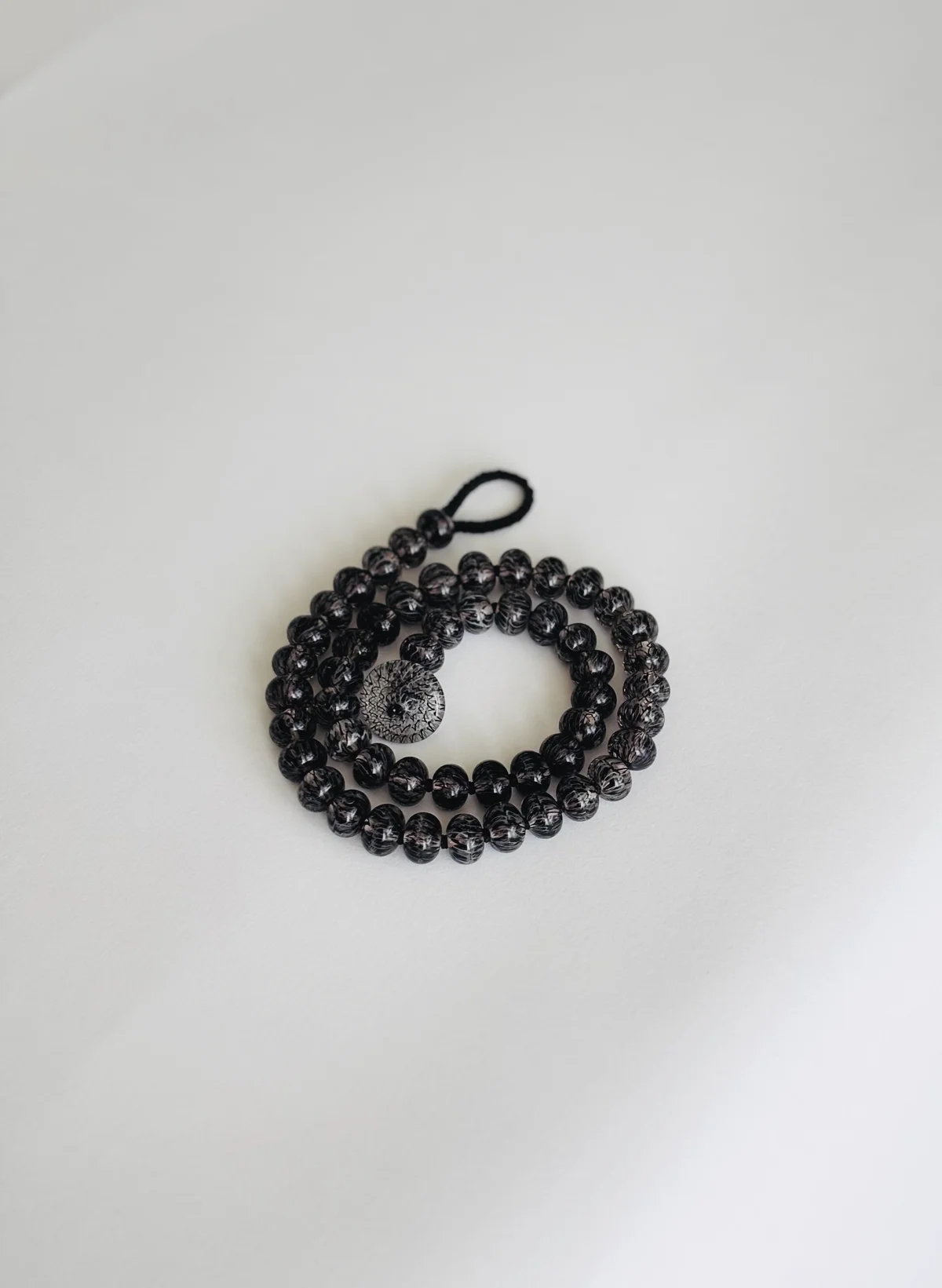 とんぼ玉のシンプルな技法を用いて作られたLULI LAMPWORK(ルリ ランプワーク)のネックレス