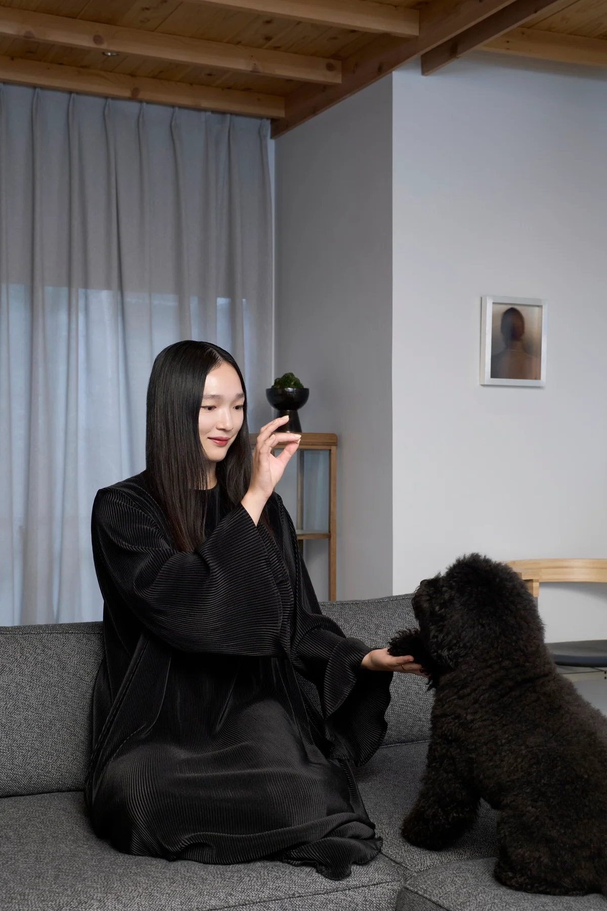 モデル・中島沙希さんと愛犬ノワールくんがじゃれあう日常。もともとは犬アレルギーだったのだとか!