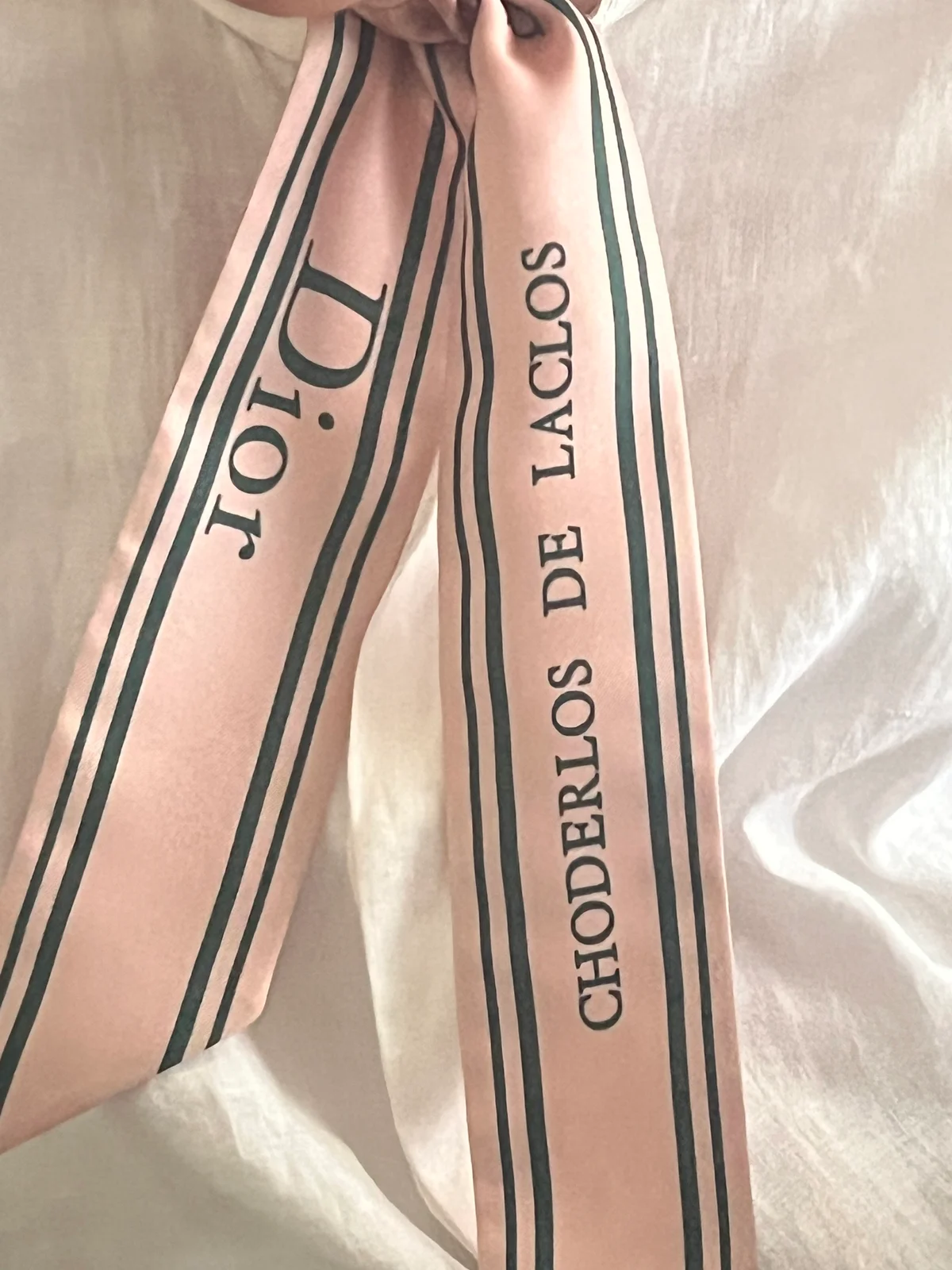 Dior ディオール ミッツァスカーフ 裏面には「ディオール オブリーク」のロゴモチーフがびっしり