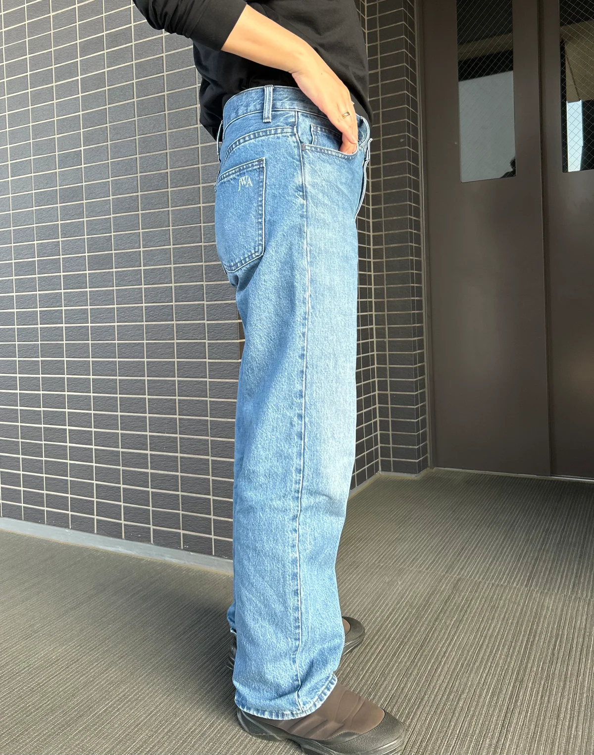 ユニクロとJW ANDERSONのストレートデニムの写真