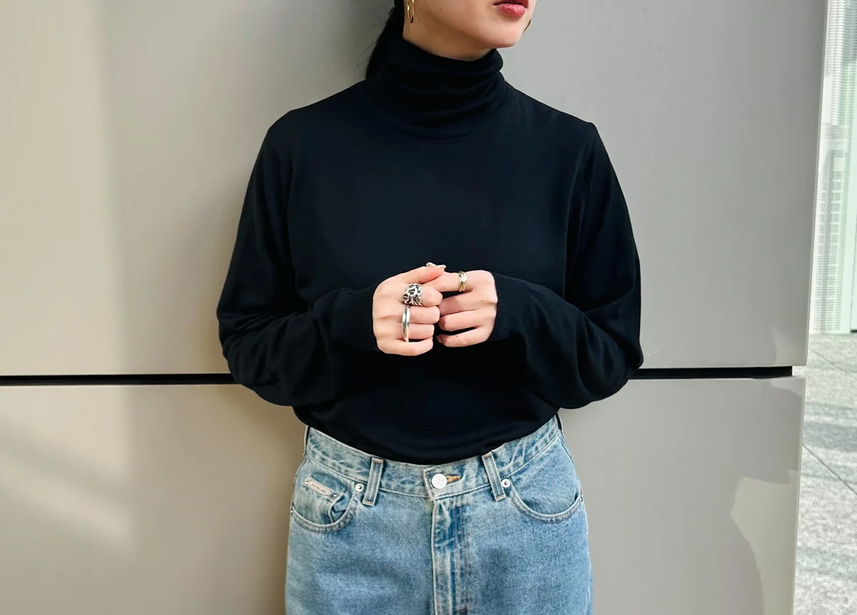 ジョンスメドレー　タートルネック　LIVINE　着用画像