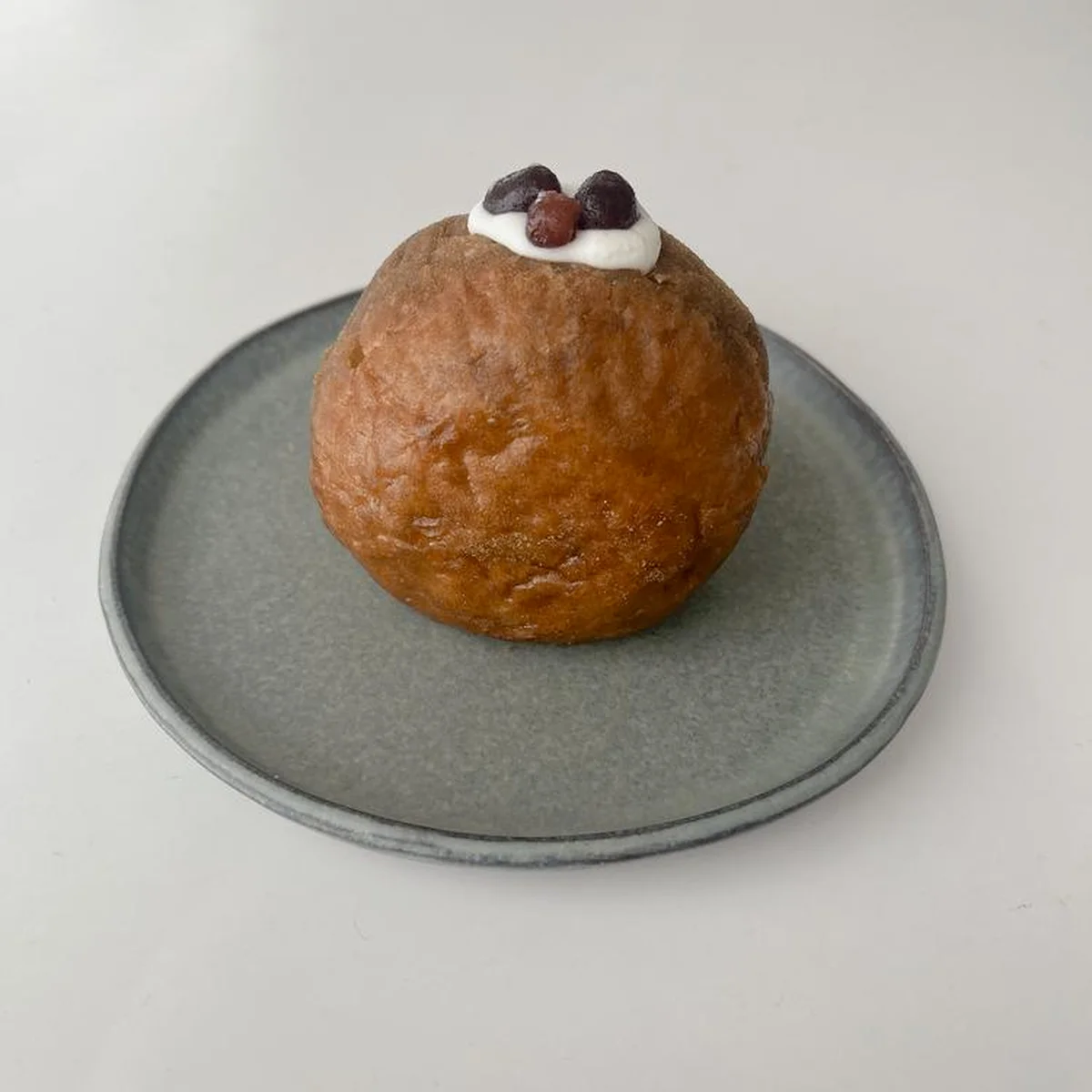ゆいDONUTの夢の和洋折衷ドーナツ。ほうじ茶あずき生クリーム￥580／ゆいDONUT