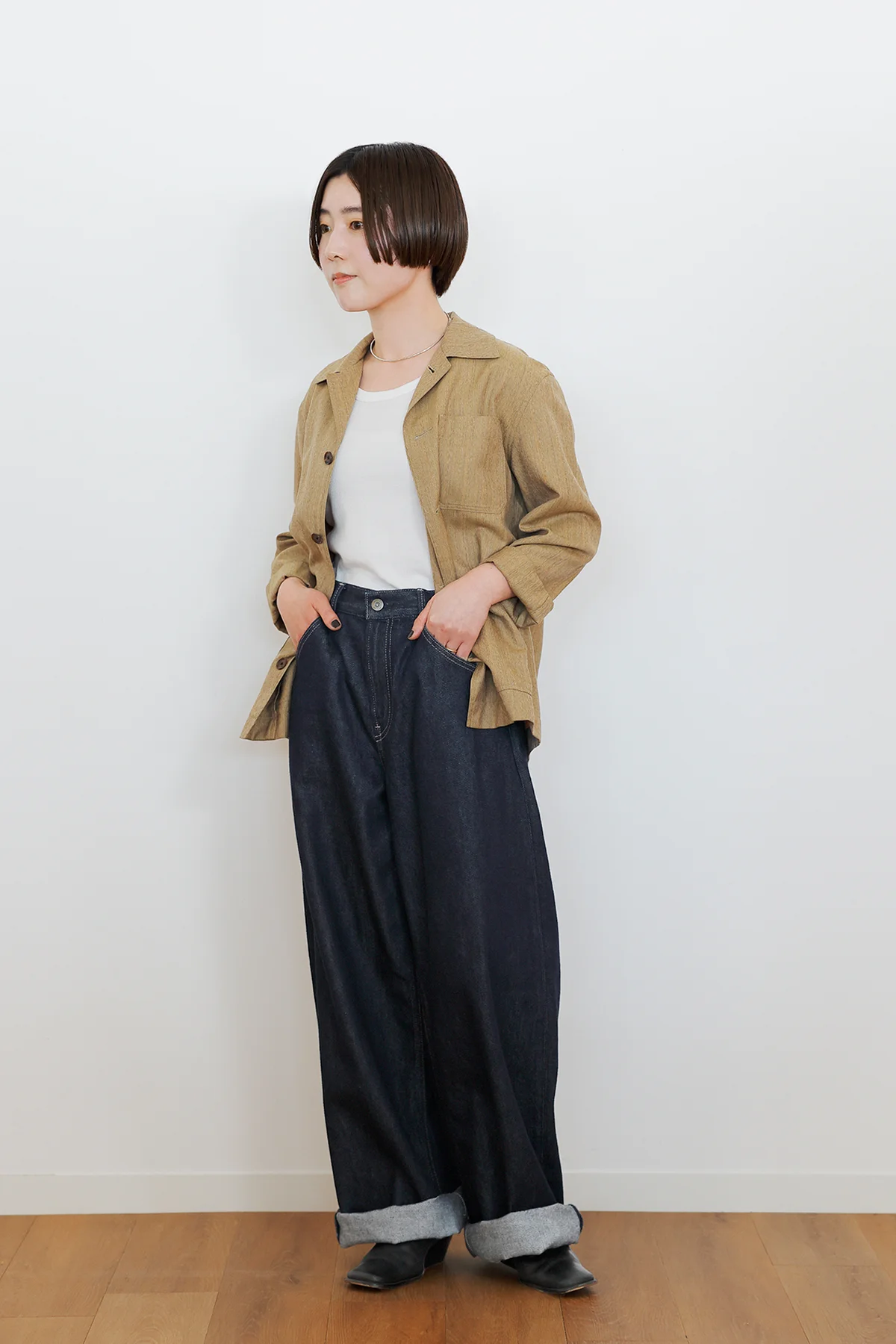 エディターがユニクロのバギーカーブジーンズ69 NAVYを着用したセルフコーディネート