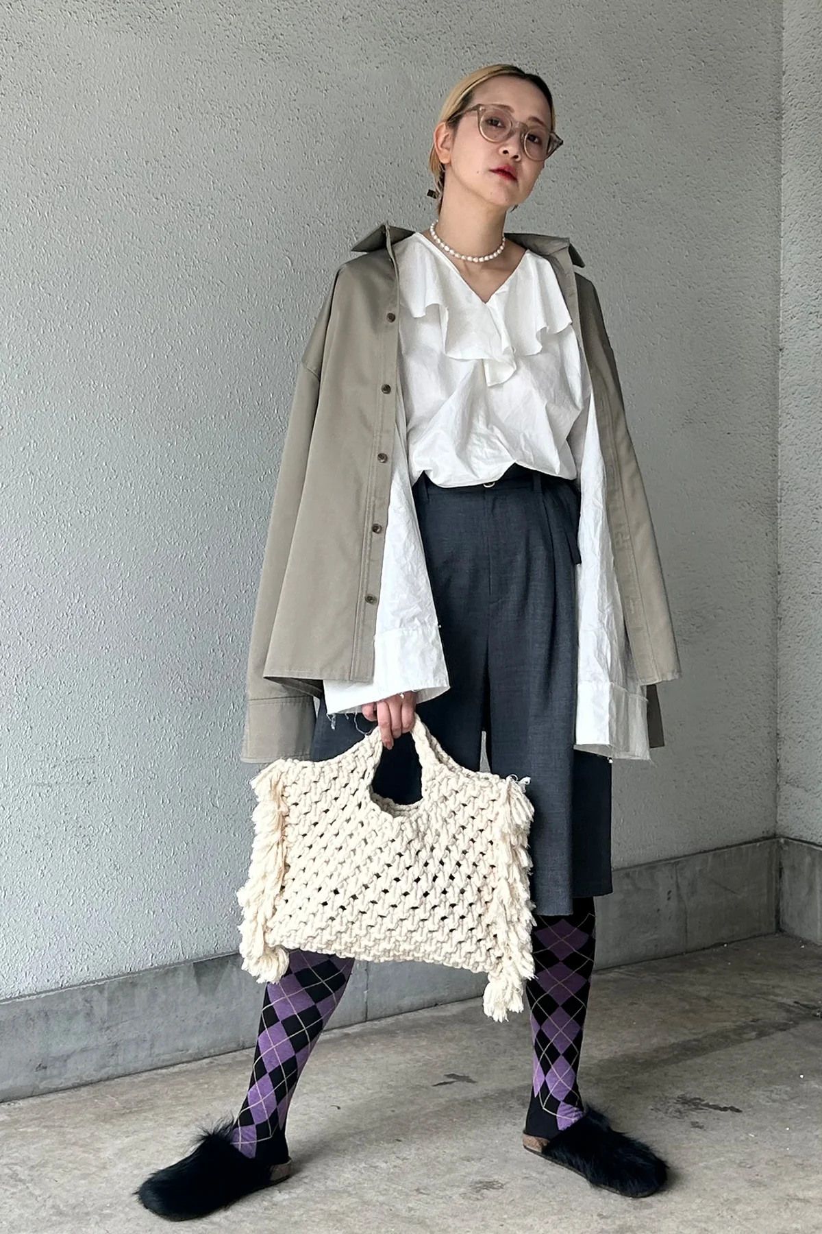 おしゃれな人の愛用バッグ　ヴィンテージ　vintage　コーディネート写真（全身）
