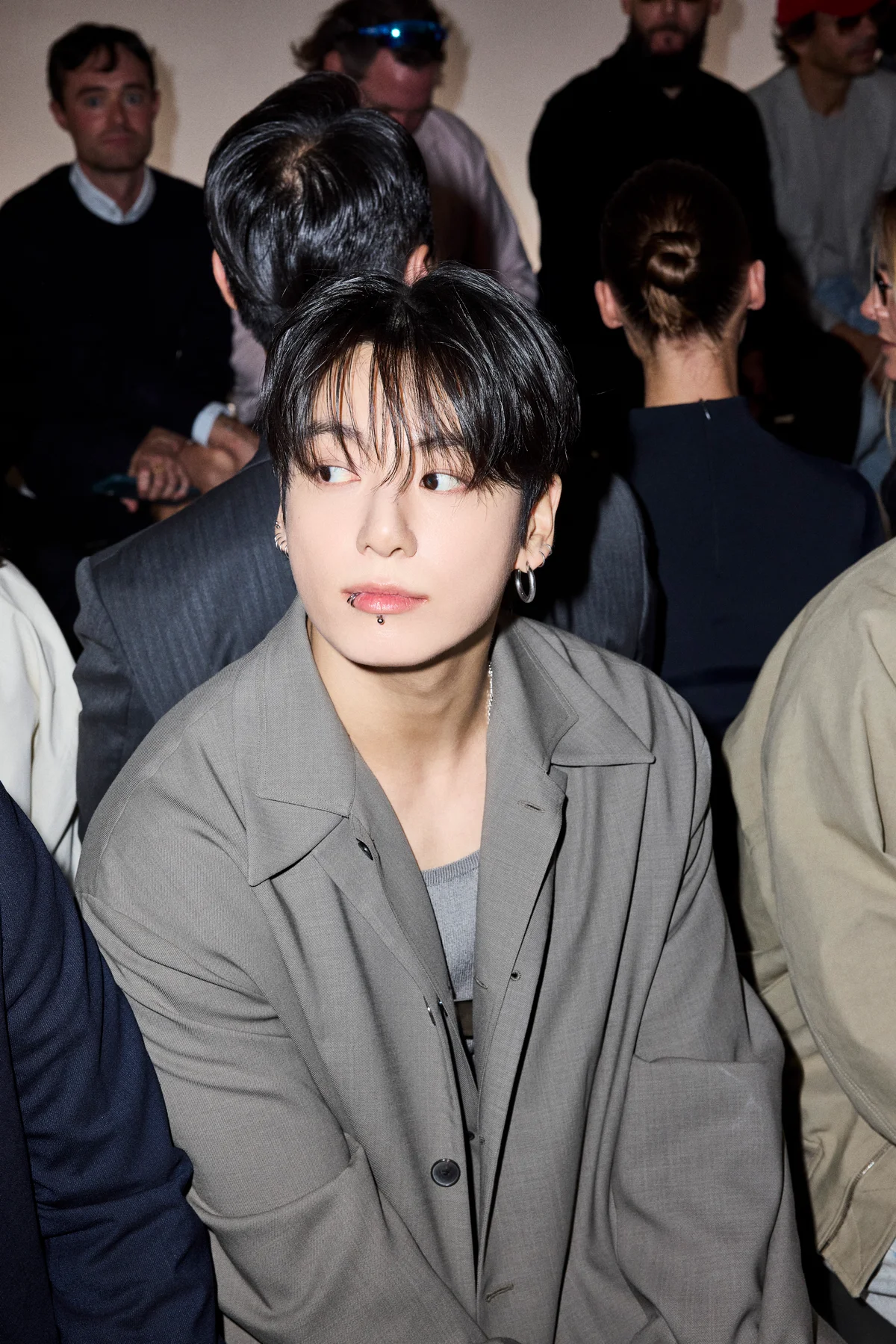カルバン・クライン コレクションの2026年春夏ランウェイショーに来場したBTSのジョングク