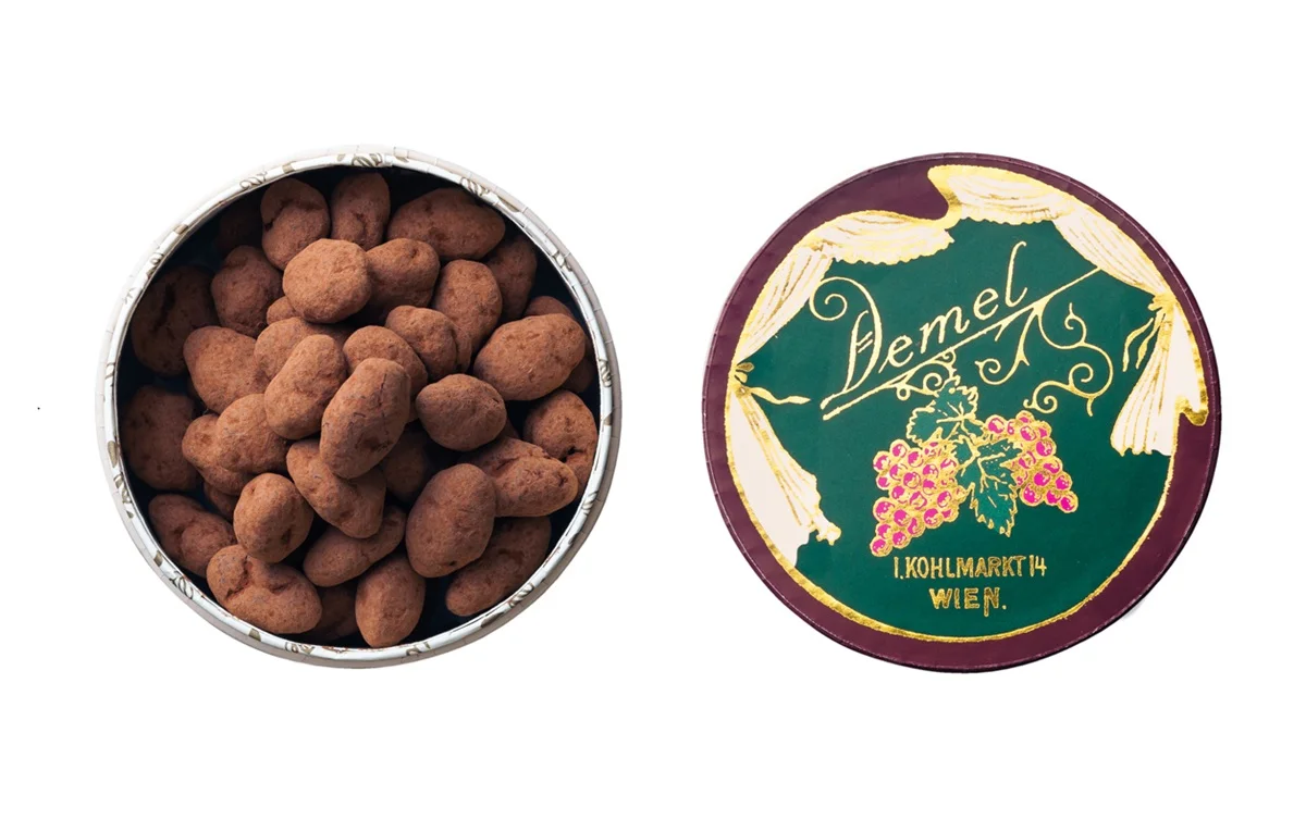 デメルの「ラムレーズンのチョコレート掛け」　　パッケージには金色の箔でみずみずしい葡萄を描いた。