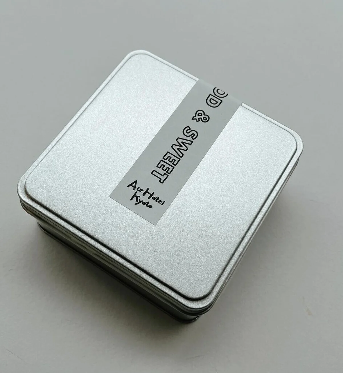 シンプルでモダンな缶パッケージには、「エースホテル京都」のロゴを配したステッカーが!