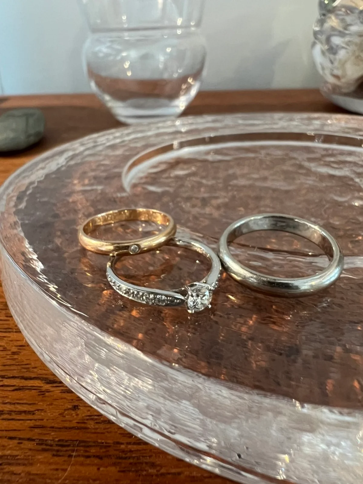 アドリン ヒューの２つのリングは、同じアゲートの石からできているという何ともロマンティックなストーリーが込められている。右がパートナーのマリッジリングに。