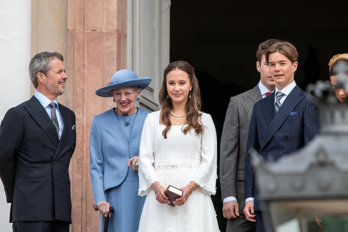 フレデンスボー宮殿教会前に集まったフレデリック国王、マルグレーテ女王、ジョセフィーヌ王女、ヴィンセント王子