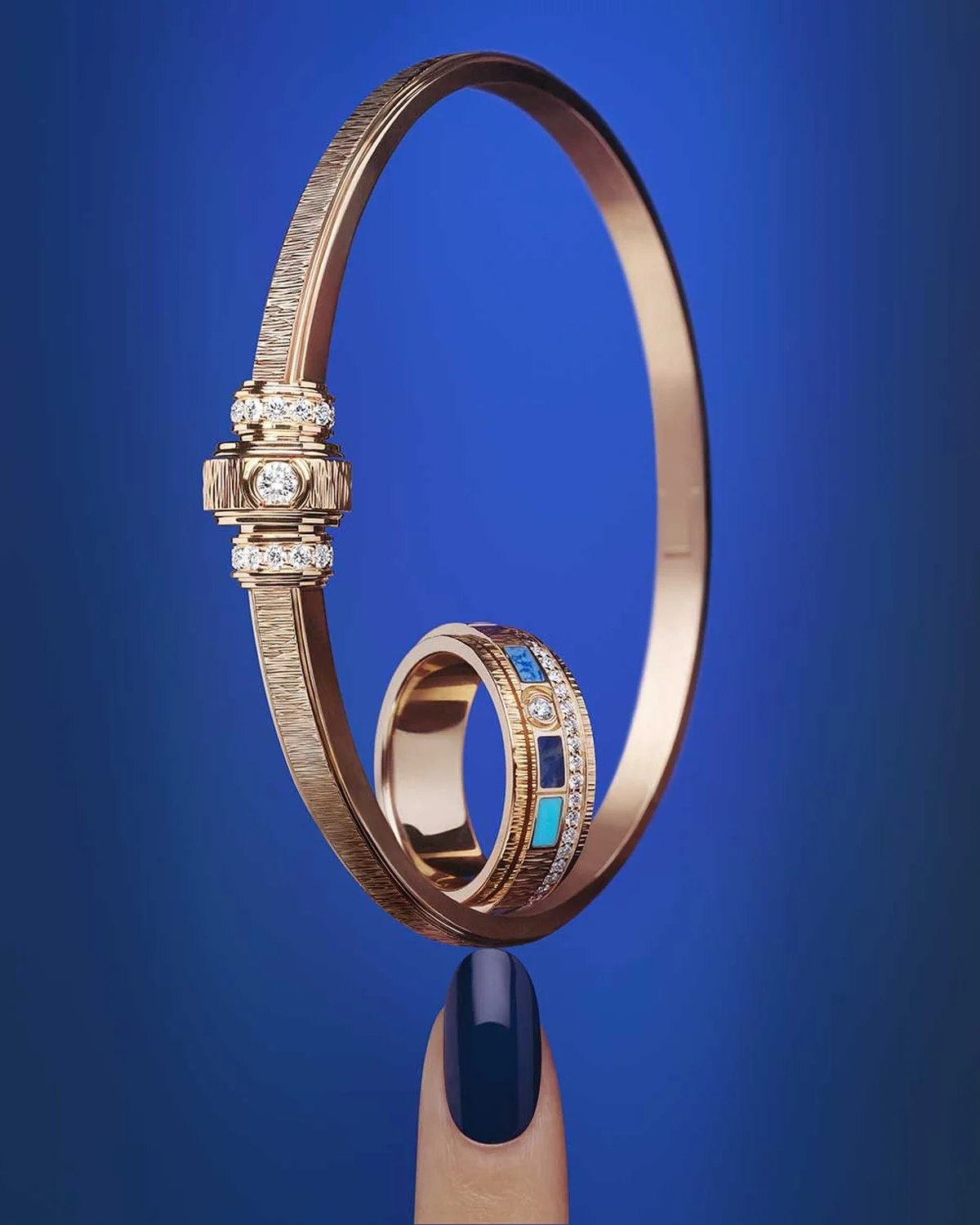 (中央)「ポセション バイブラント パレス」リング〈PG、ダイヤモンド、ターコイズ、デュモルチェライト、ソーダライト〉¥1,575,200