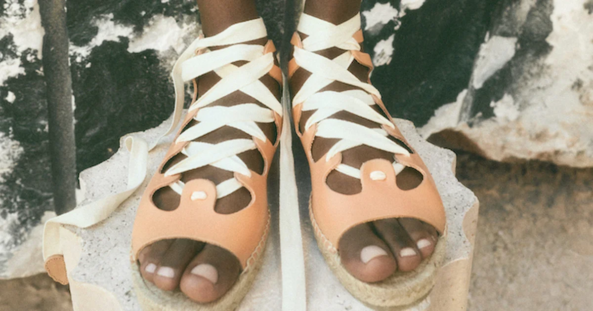 エンシェントグリークサンダルズ】で夏の足元は古代ギリシャ風に