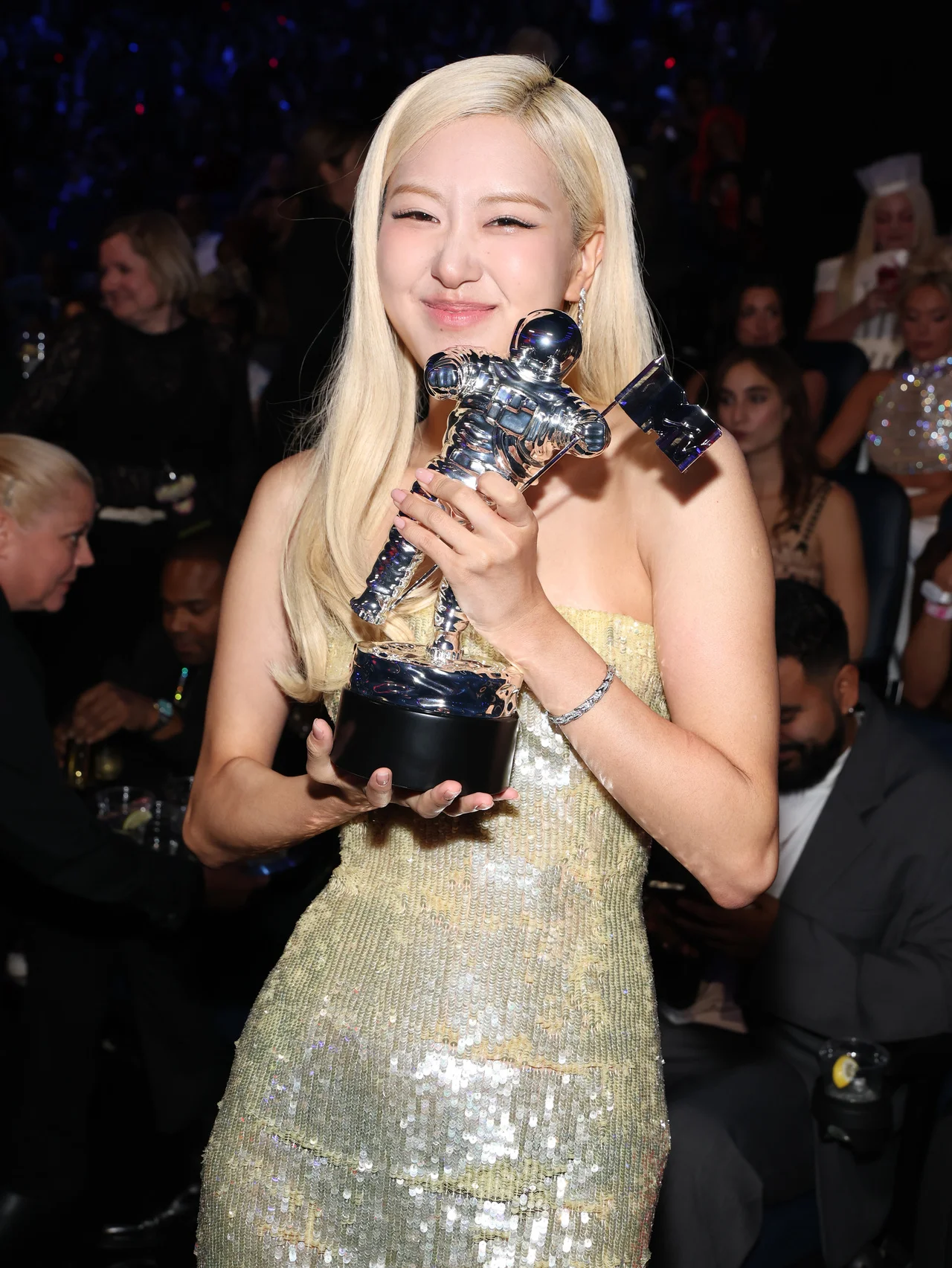 BLACKPINKのロゼが快挙！ 『APT.』がVMA授賞式で年間最優秀楽曲賞に輝き、メンバーや自分自身へ感謝を述べる