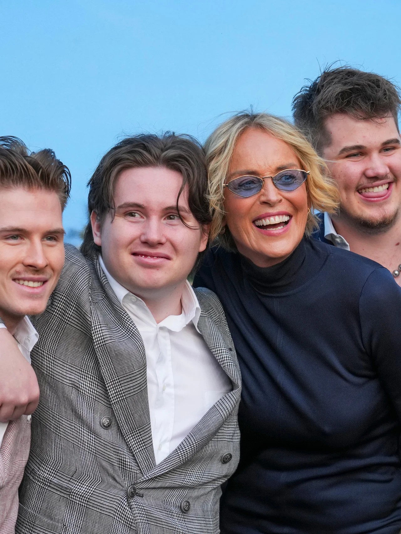 シャロン・ストーンが珍しく３人の息子とレッドカーペットに登場！ 子育て中の家は「臭い男子学生寮」状態で、自身も男性用ボクサーパンツを穿いていたと明かす