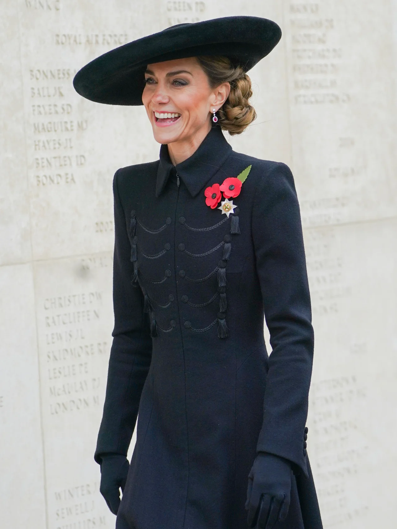 キャサリン皇太子妃、つば広帽に黒の厳粛な装いが「息をのむほどの美しさ」と讃辞の声多数！ 見事なシニヨンが「2025年最もドラマティック！」と話題に