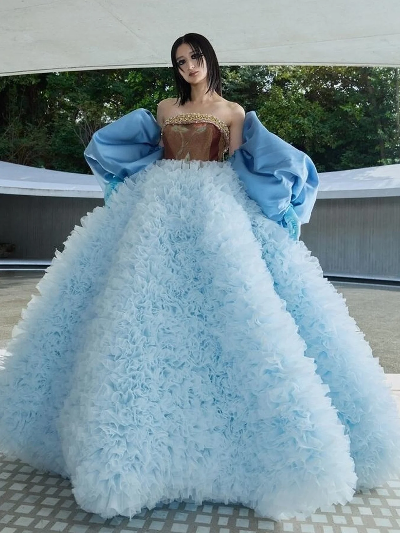 【トモ コイズミ】初のウェディングドレスコレクションがデビュー！ 個性が際立つカラーコンシャスな一着を