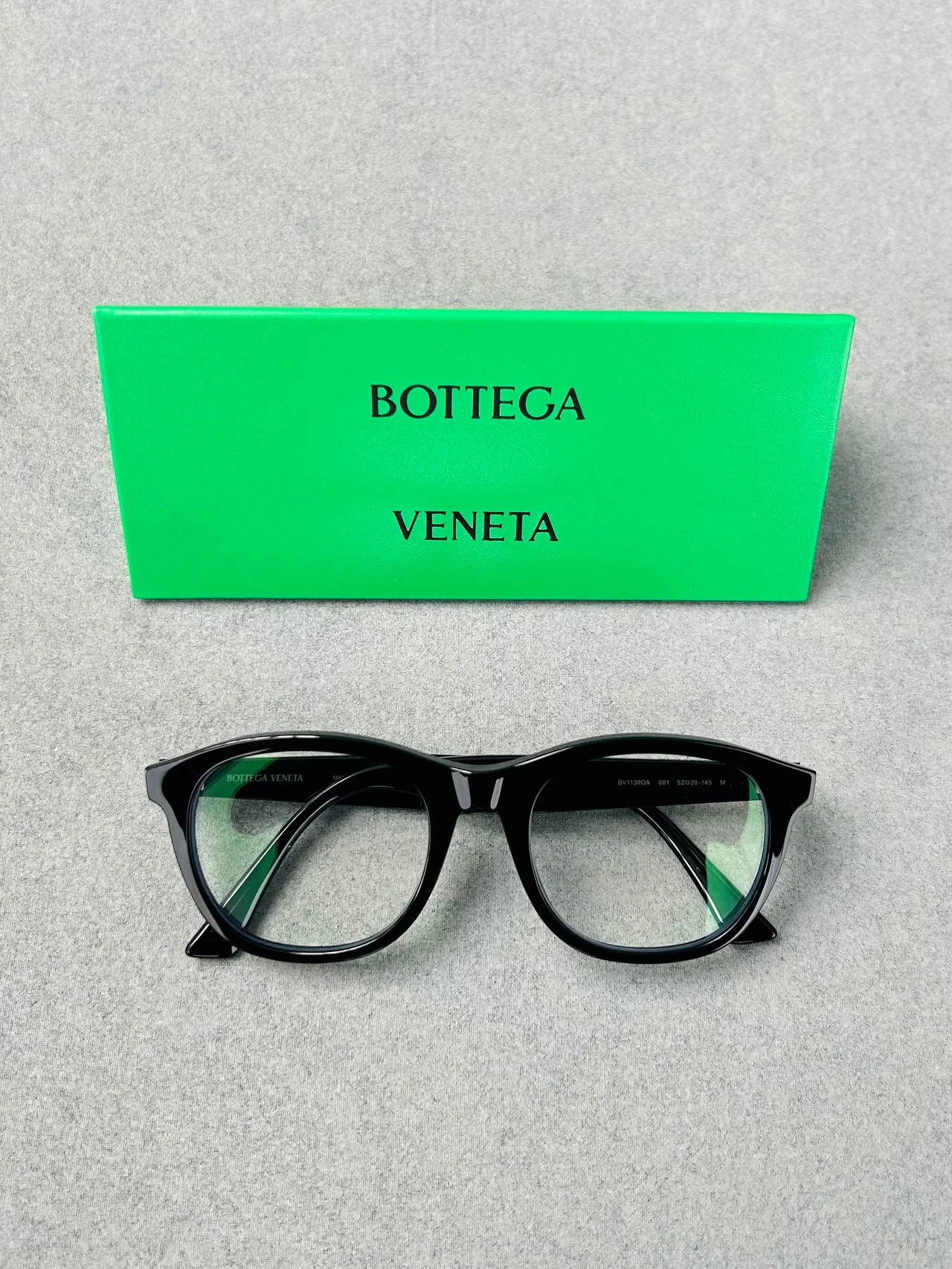 【ボッテガ・ヴェネタ】の黒縁メガネが、夏のおしゃれ迷子を救う！