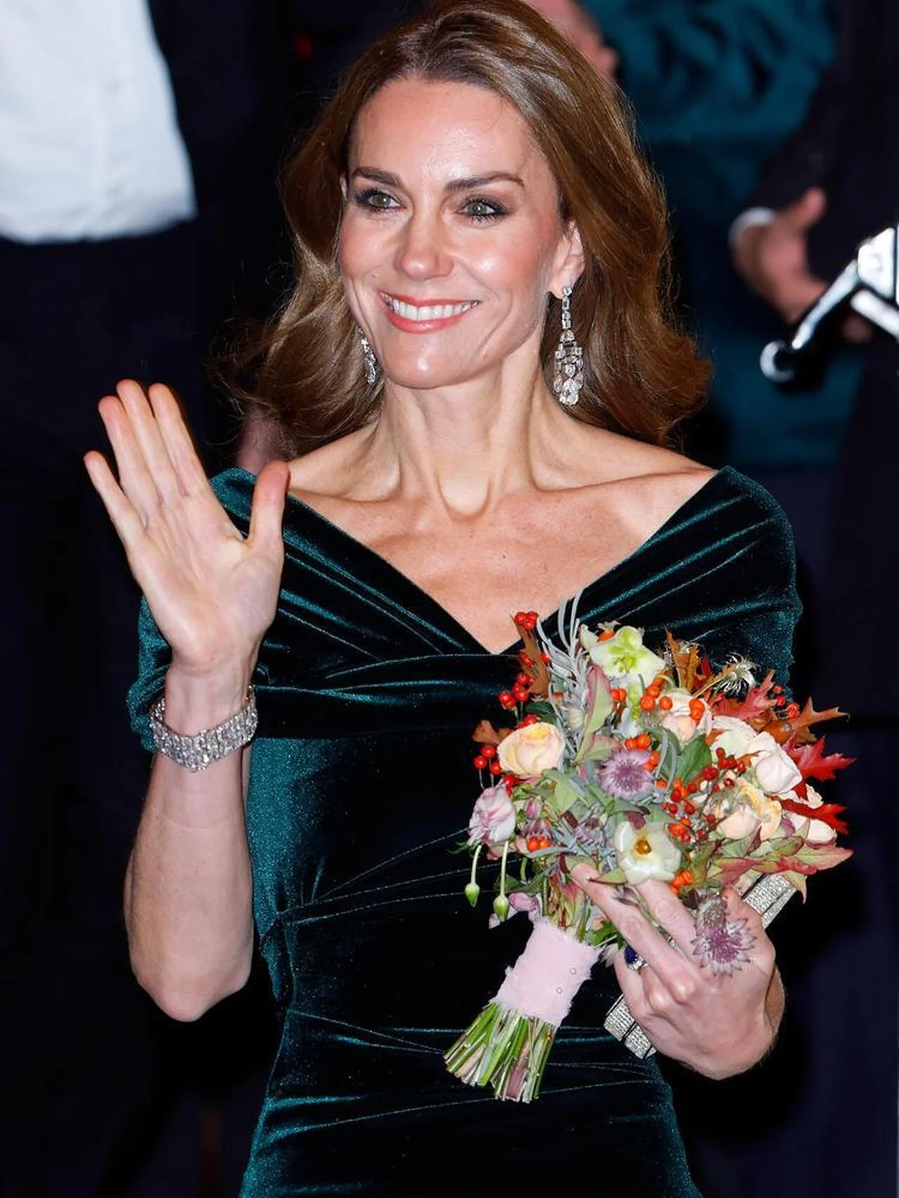 キャサリン皇太子妃、夫のウィリアム皇太子を恋人のように見つめる。乳がんを公表したジェシー・Jと抱擁するシーンも