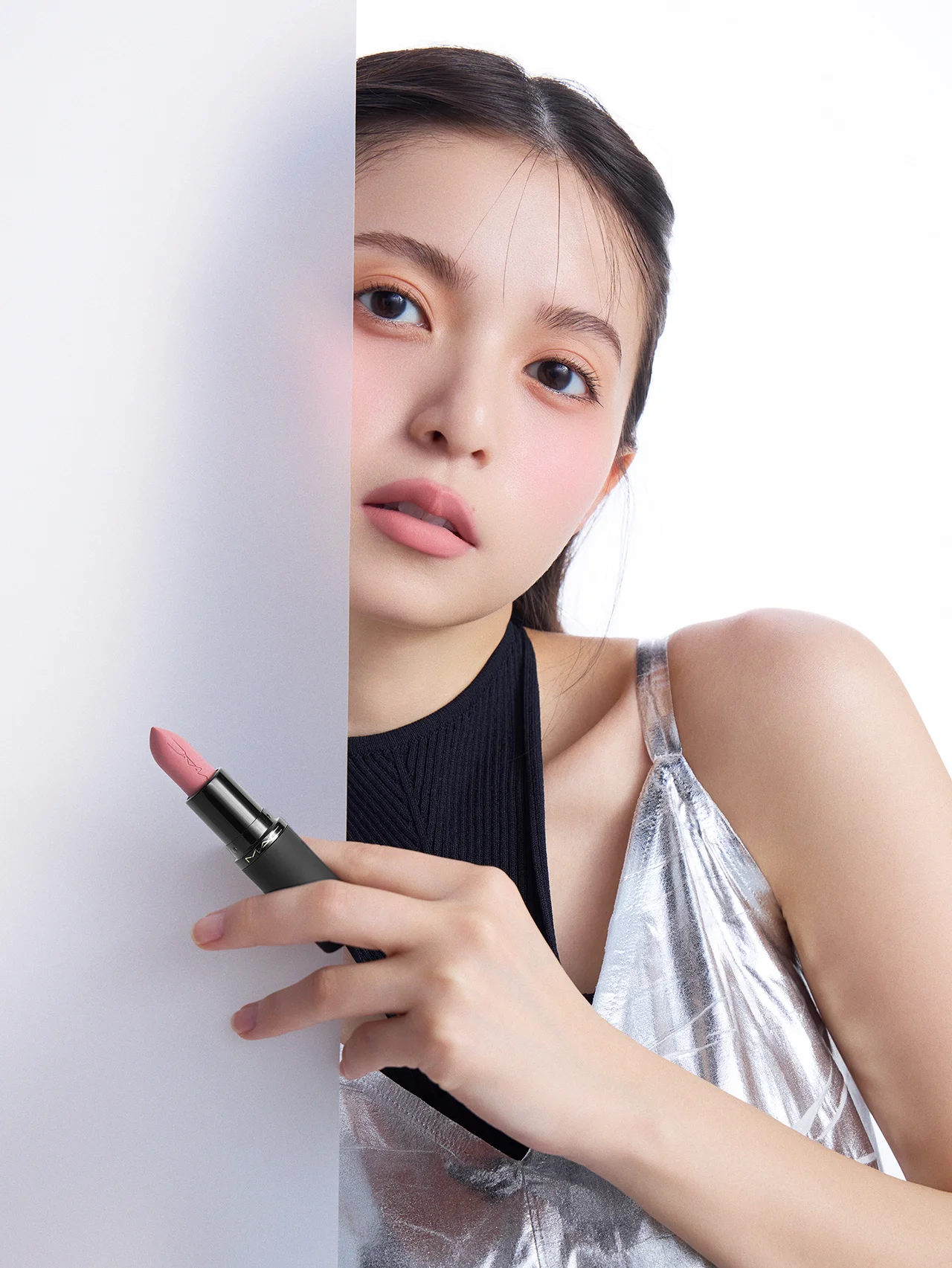 M·A·C POWDER KISS――齋藤飛鳥を彩る、キスの余韻