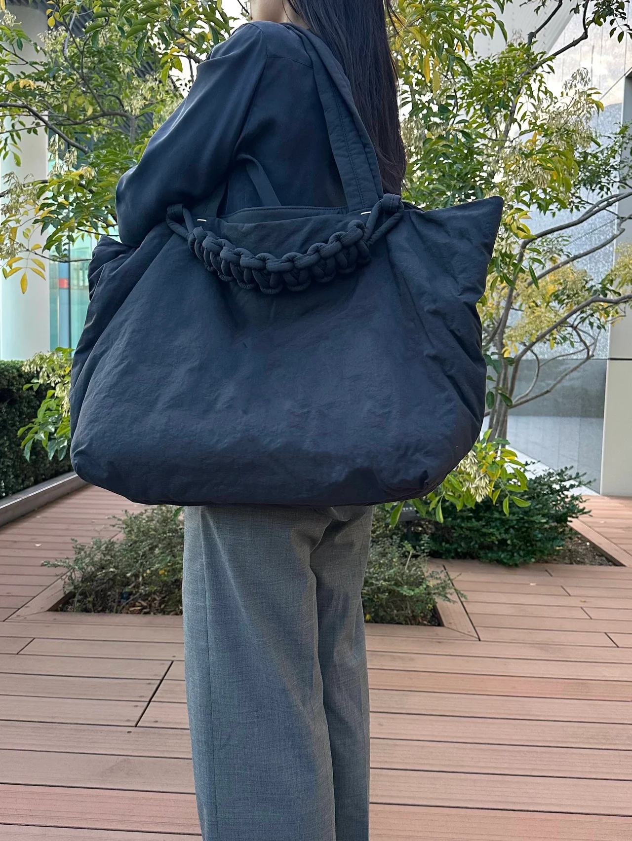 年末の帰省や旅行にぴったりな大容量・黒トートバッグを見つけた！【サガン ヴィエンナ】