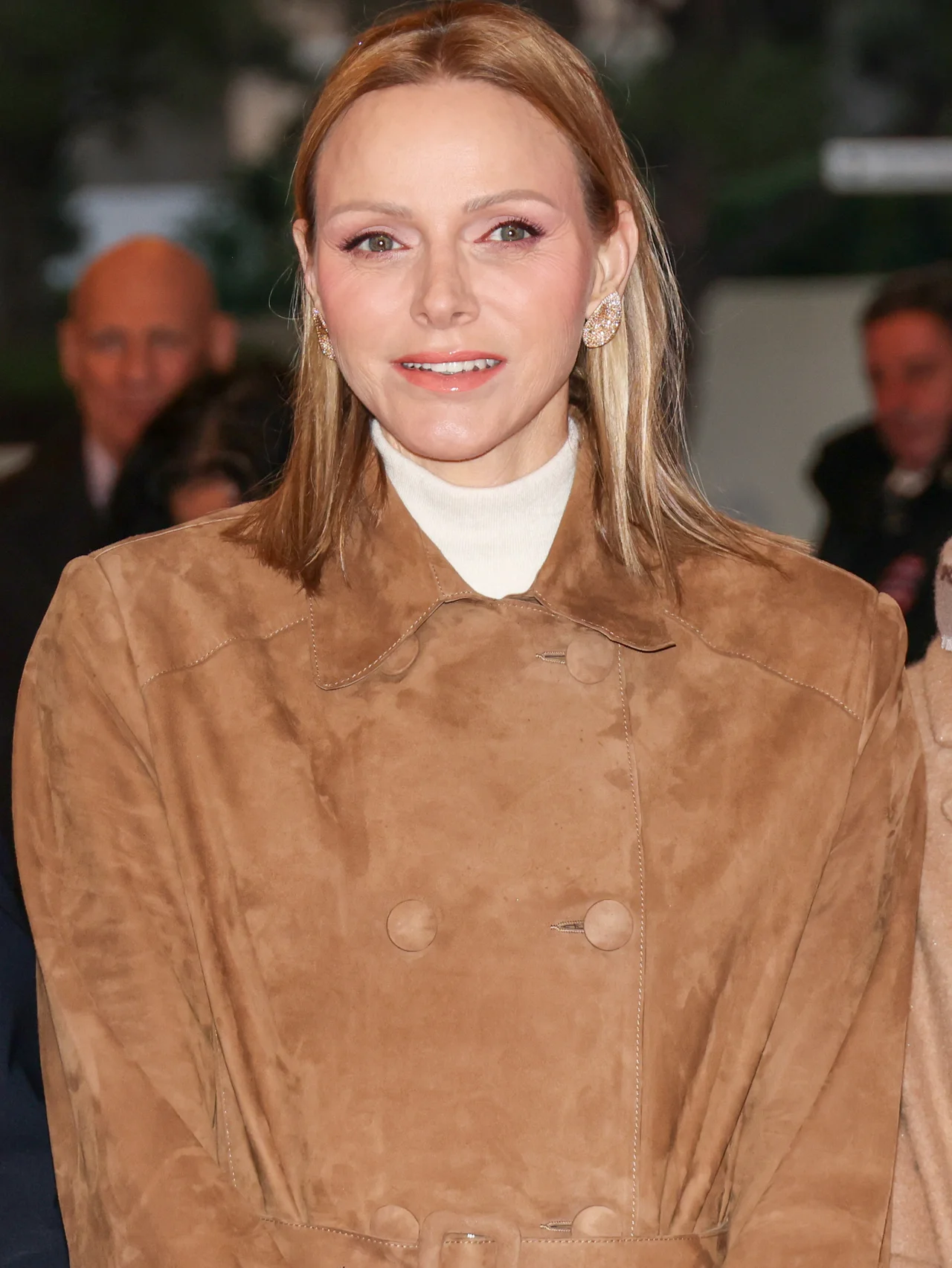 モナコ・シャルレーヌ公妃、48歳の誕生日に公開されたポートレートの輝く笑顔に視線集中！ 15年ぶりの新ヘアスタイルも話題に