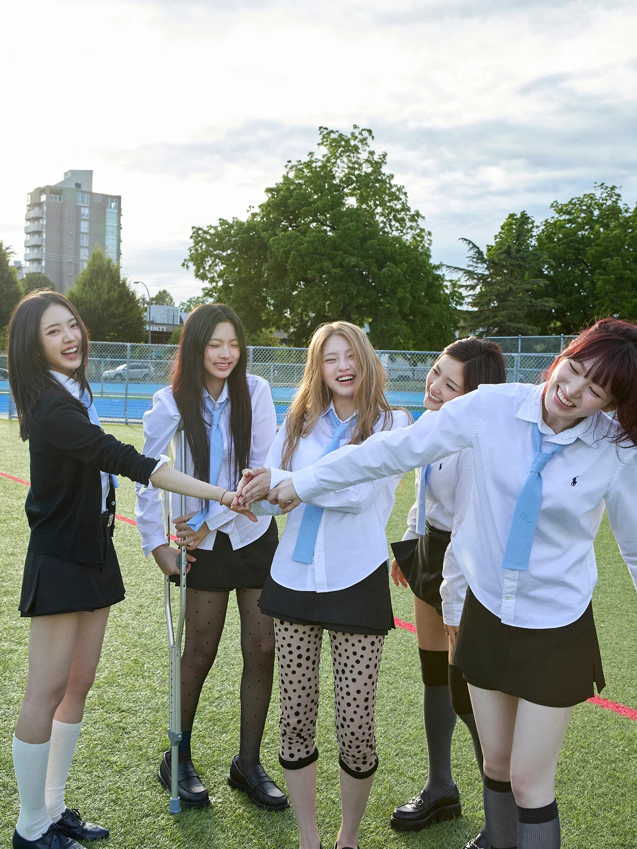 新星【KiiiKiii（キキ）】とは？ プロフィールと自然体のビジュアル、楽曲について徹底解説！ IVEの妹分としても話題！