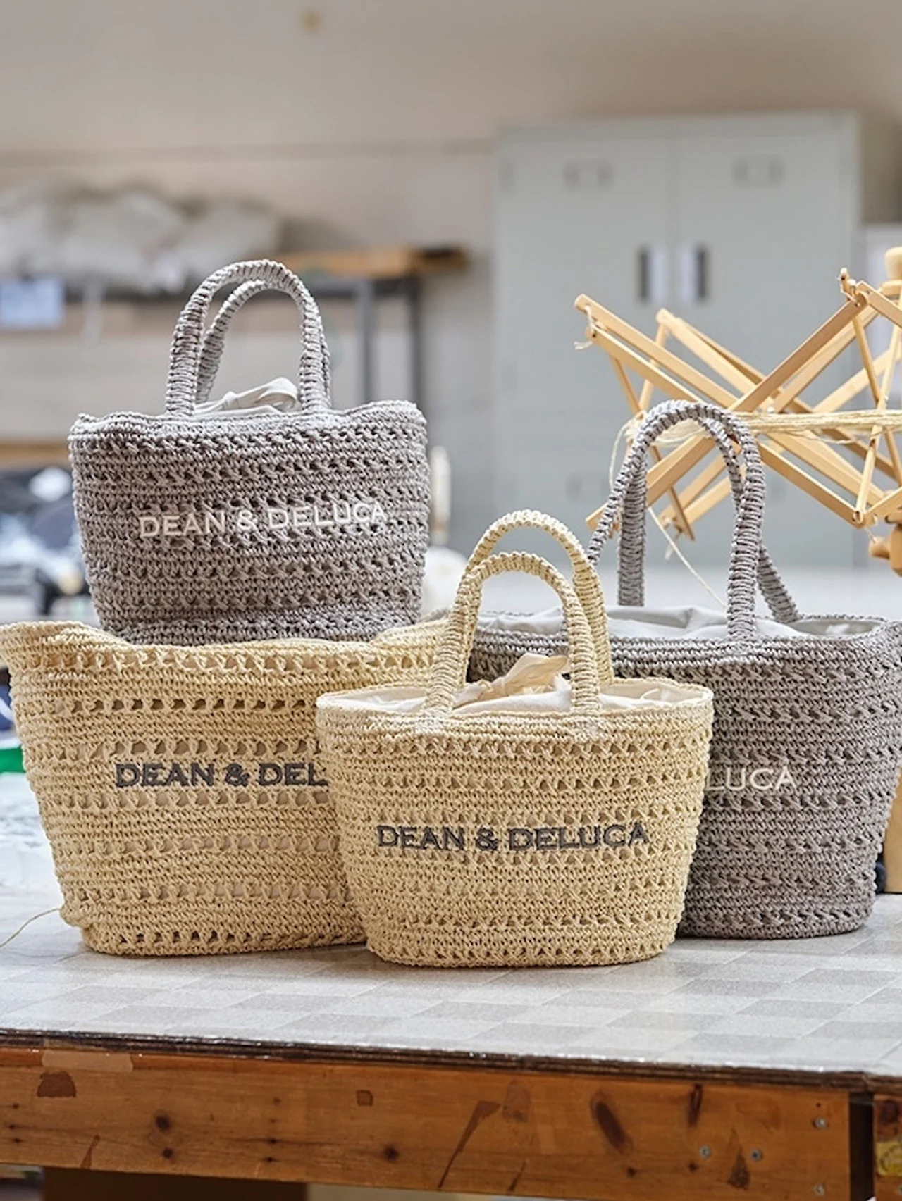 【DEAN & DELUCA】よりBEAMS COUTUREとのコラボによる手編みバッグが登場。「クロッシェバスケットバッグ」発売