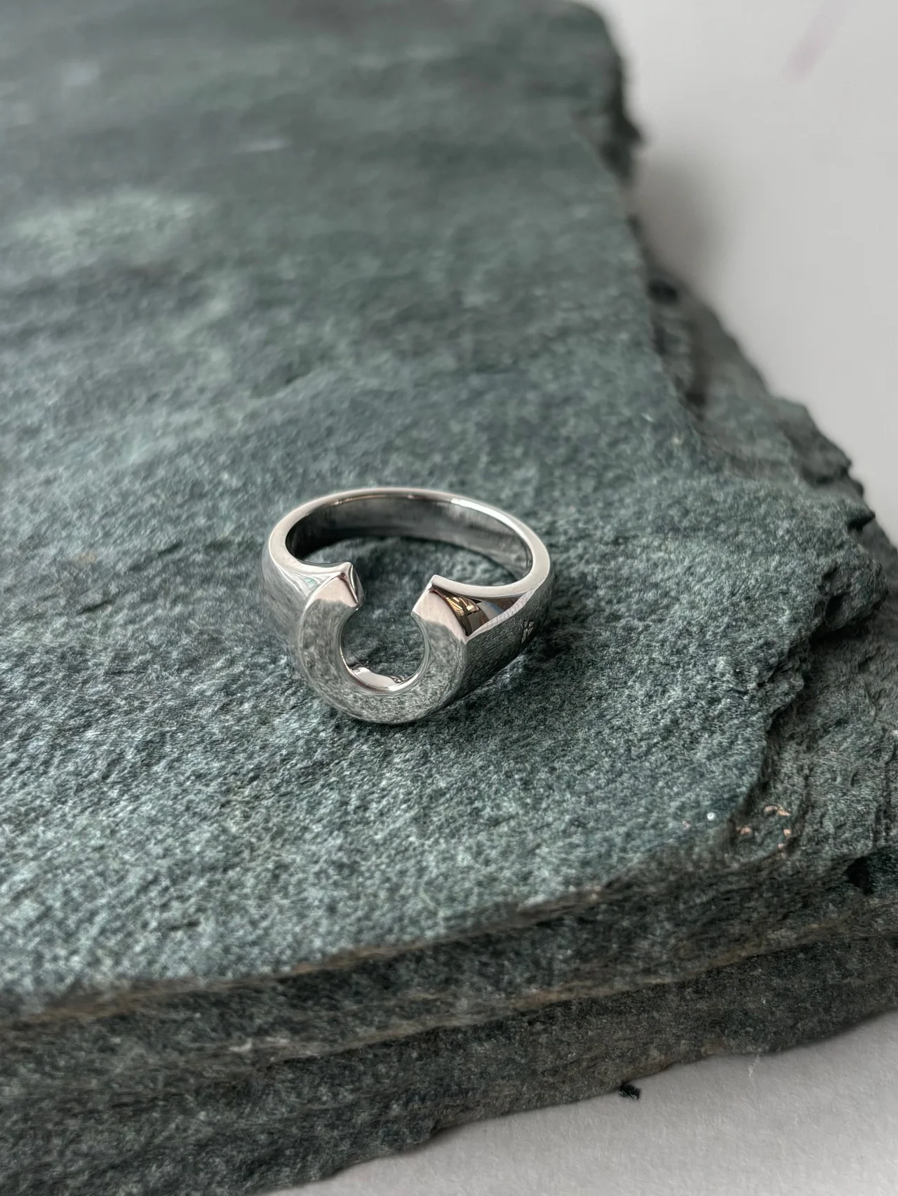 幸運のお守りは【トムウッド】のフェリックスリング