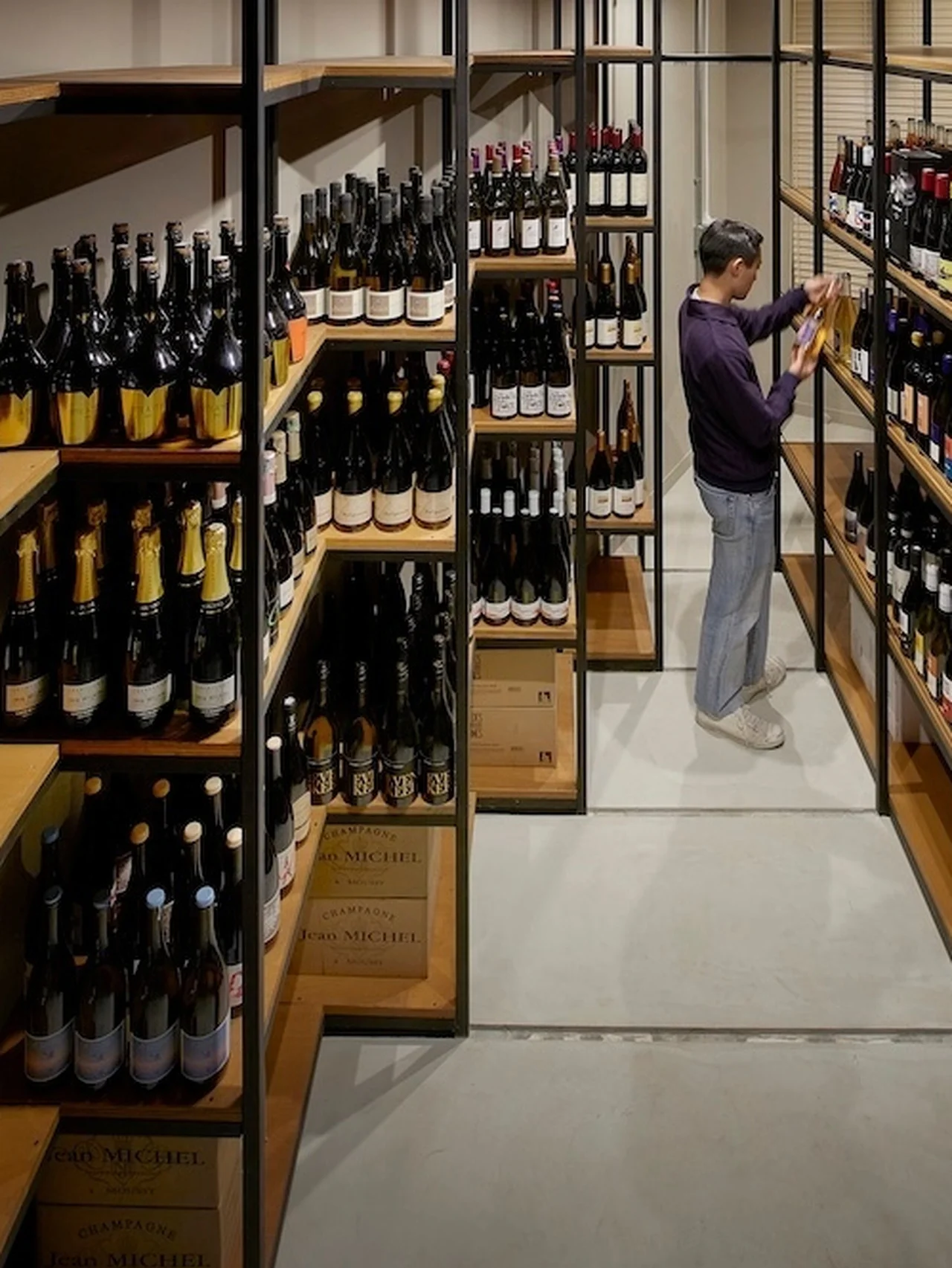 “顔の見えるワイン”だけを約300種ラインナップ。角打ちも楽しめるワインショップ「APÉRO VILLAGE」、池尻大橋にオープン