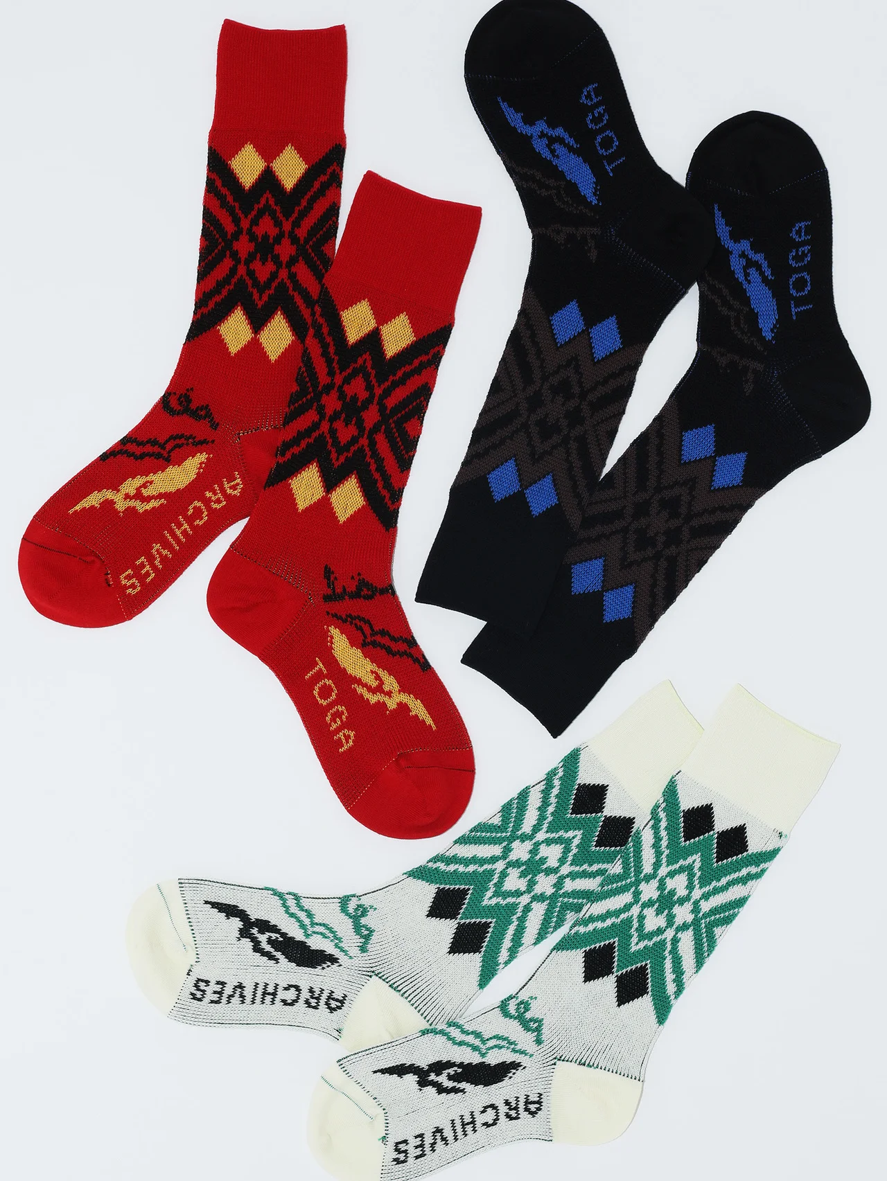 【トーガ】と【タビオ】の人気コラボ第六弾が発売。 アーガイル柄など装い際立つカラフルなソックス