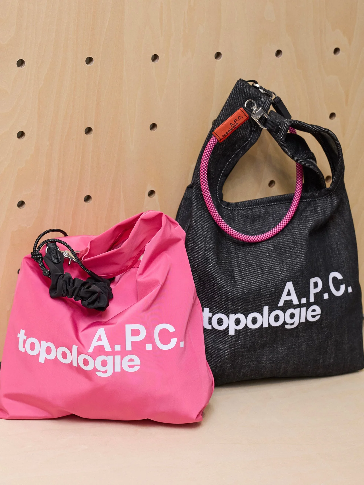 【アー・ペー・セー】と【トポロジー】の日本限定コラボ！ デイリーユースな機能性とミニマルなデザインが魅力