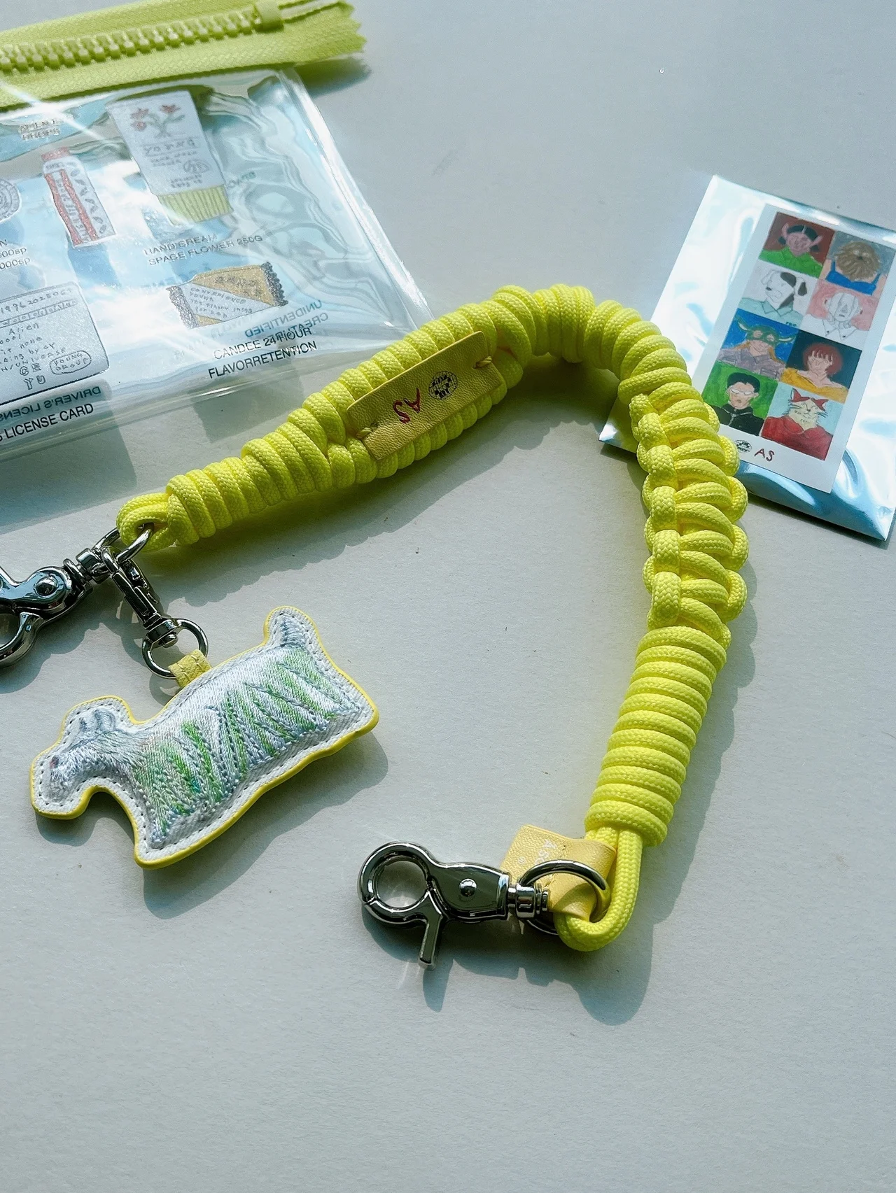 便利で可愛い【エーシーン×コンビニエンスヤング】のスマホストラップ